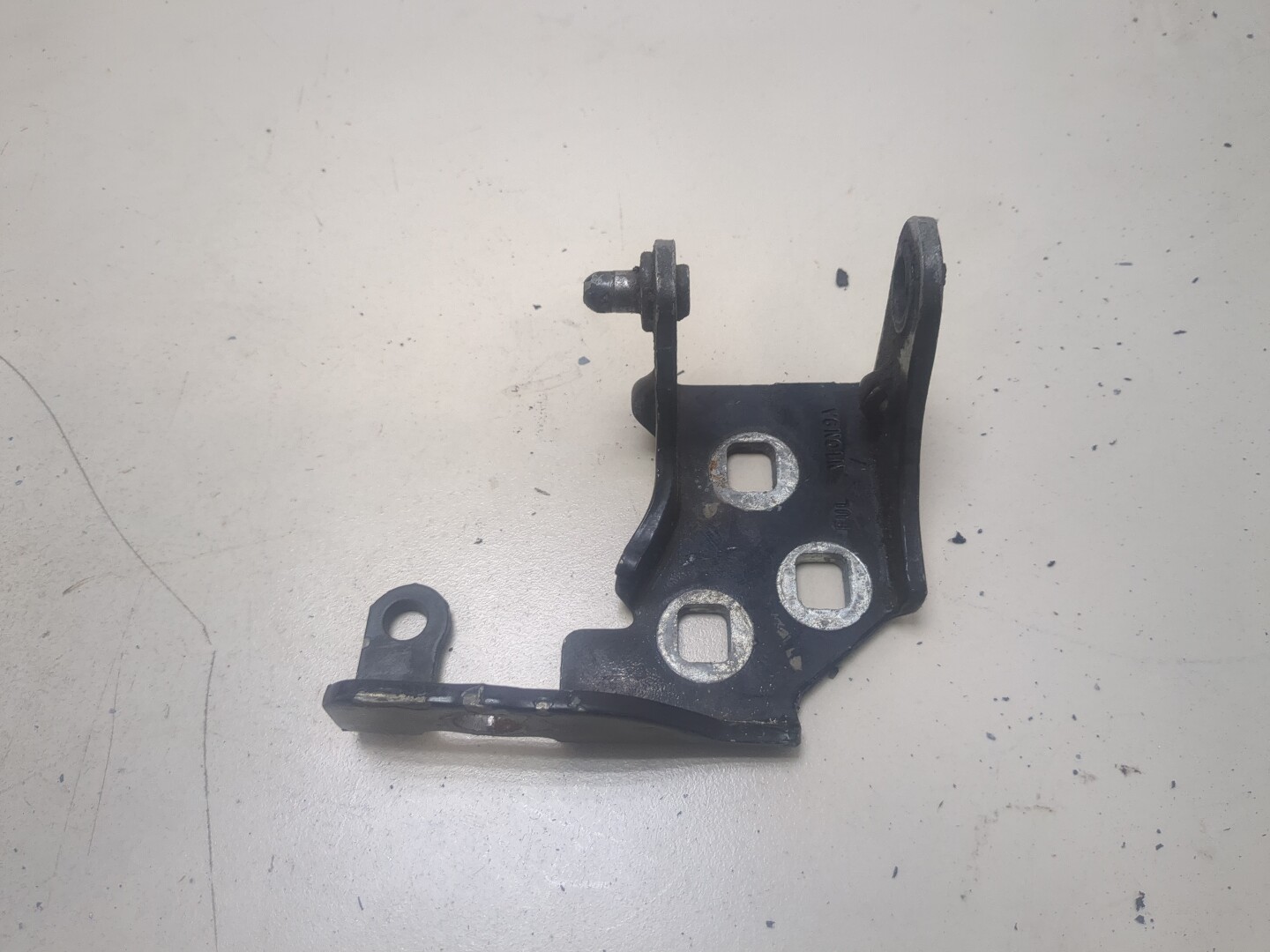 Петля двери