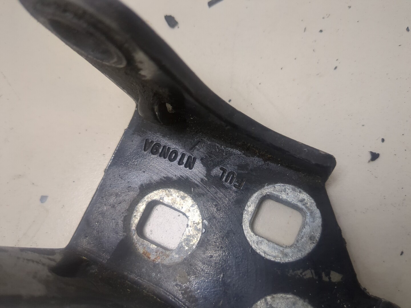 Петля двери