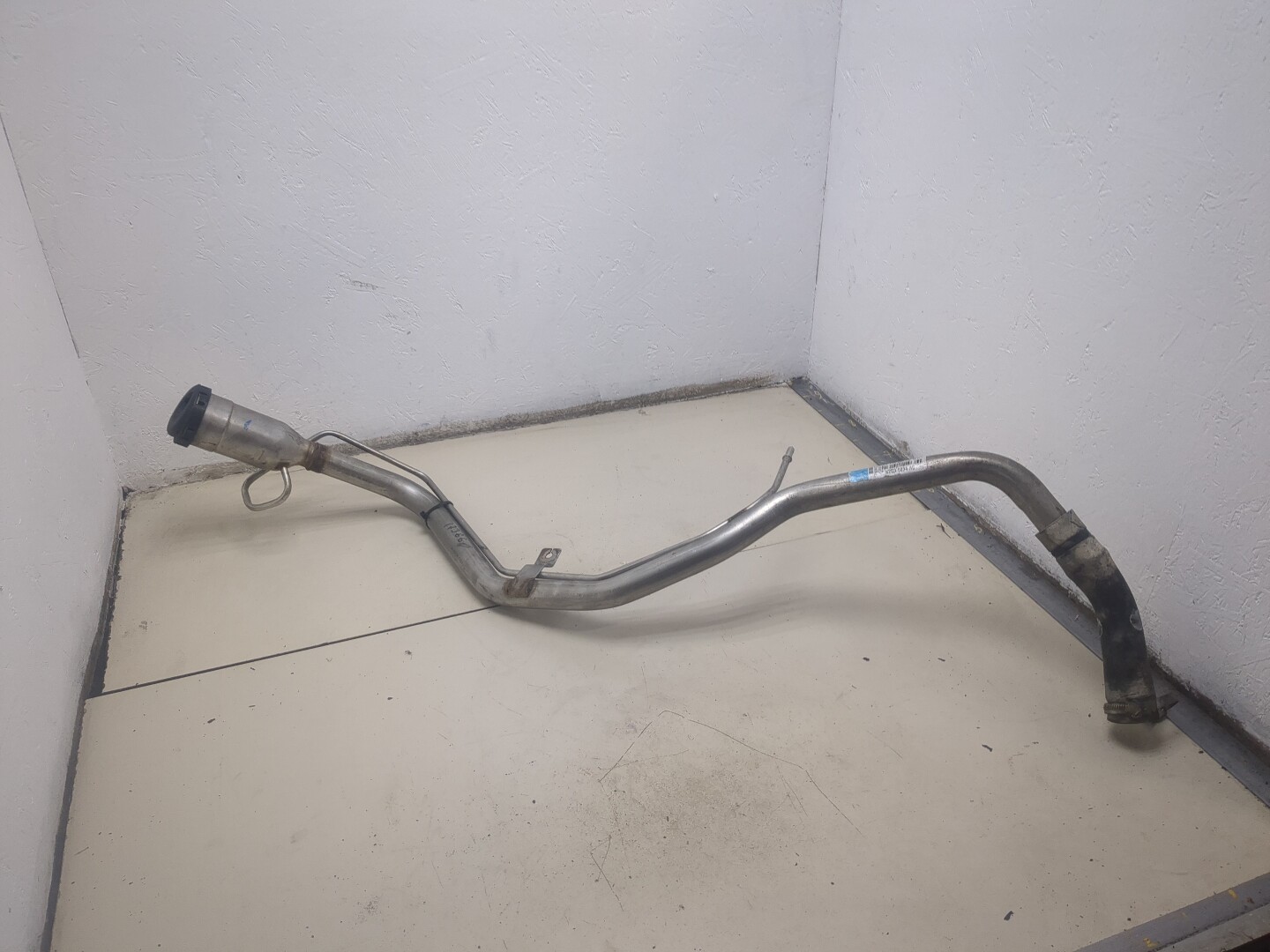 Горловина топливного бака