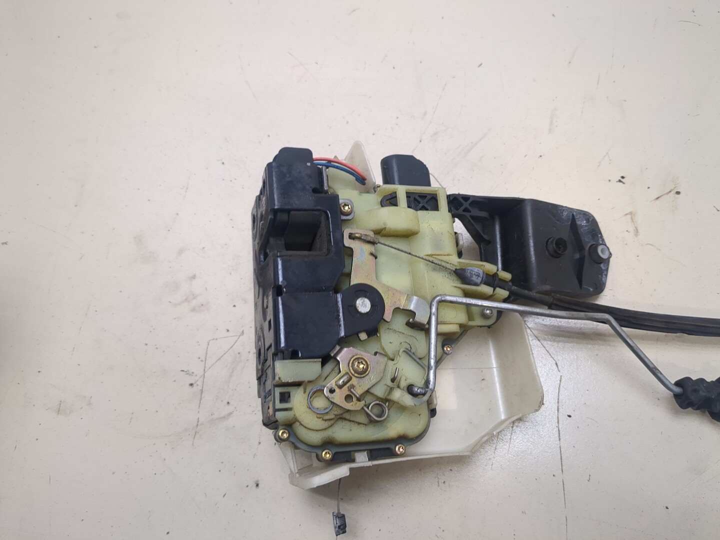 Замок двери передней правой