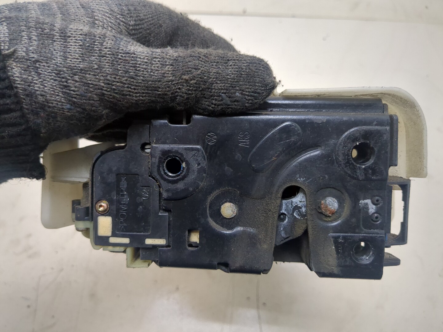 Замок двери передней правой