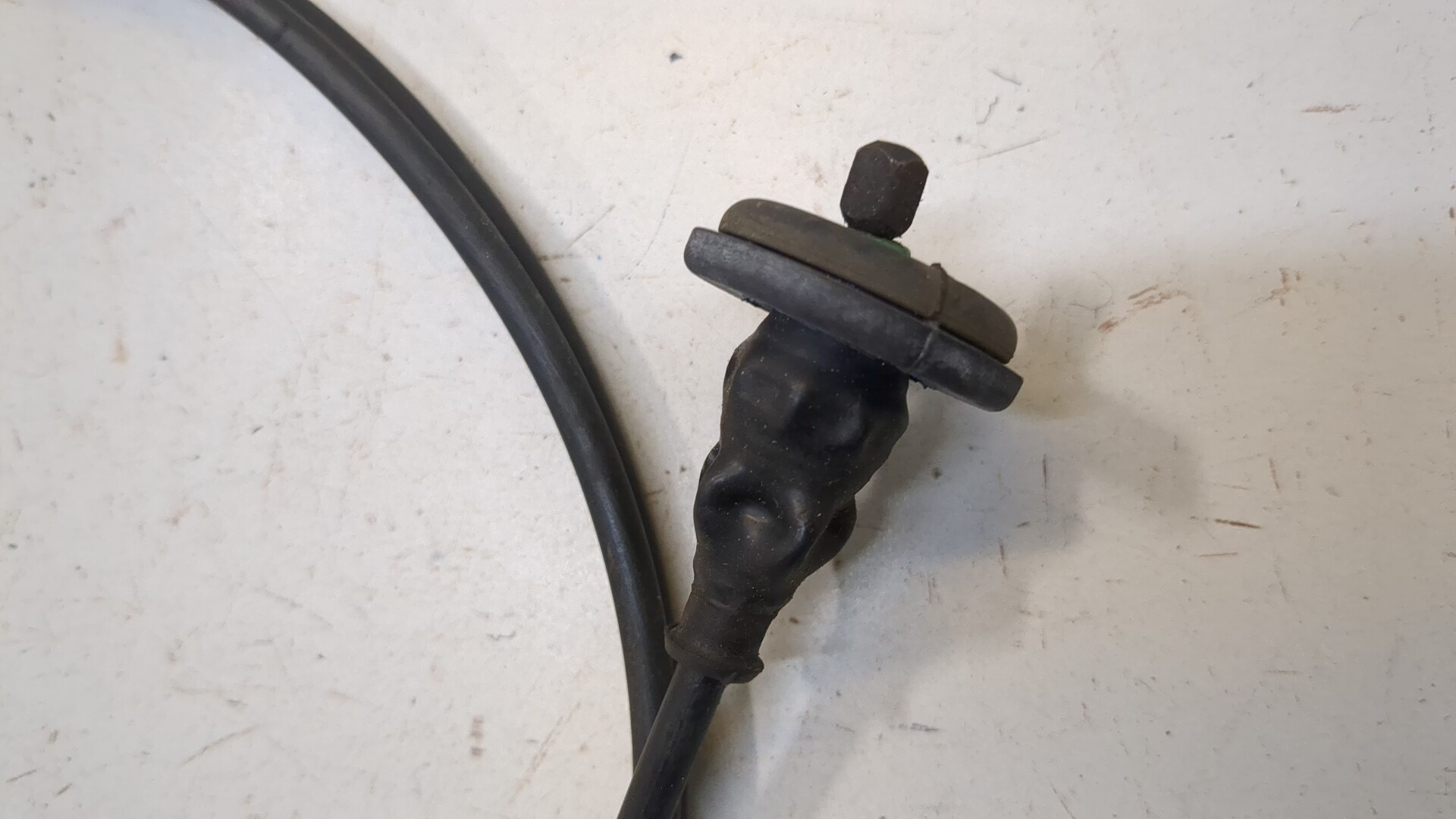 Трос открывания капота