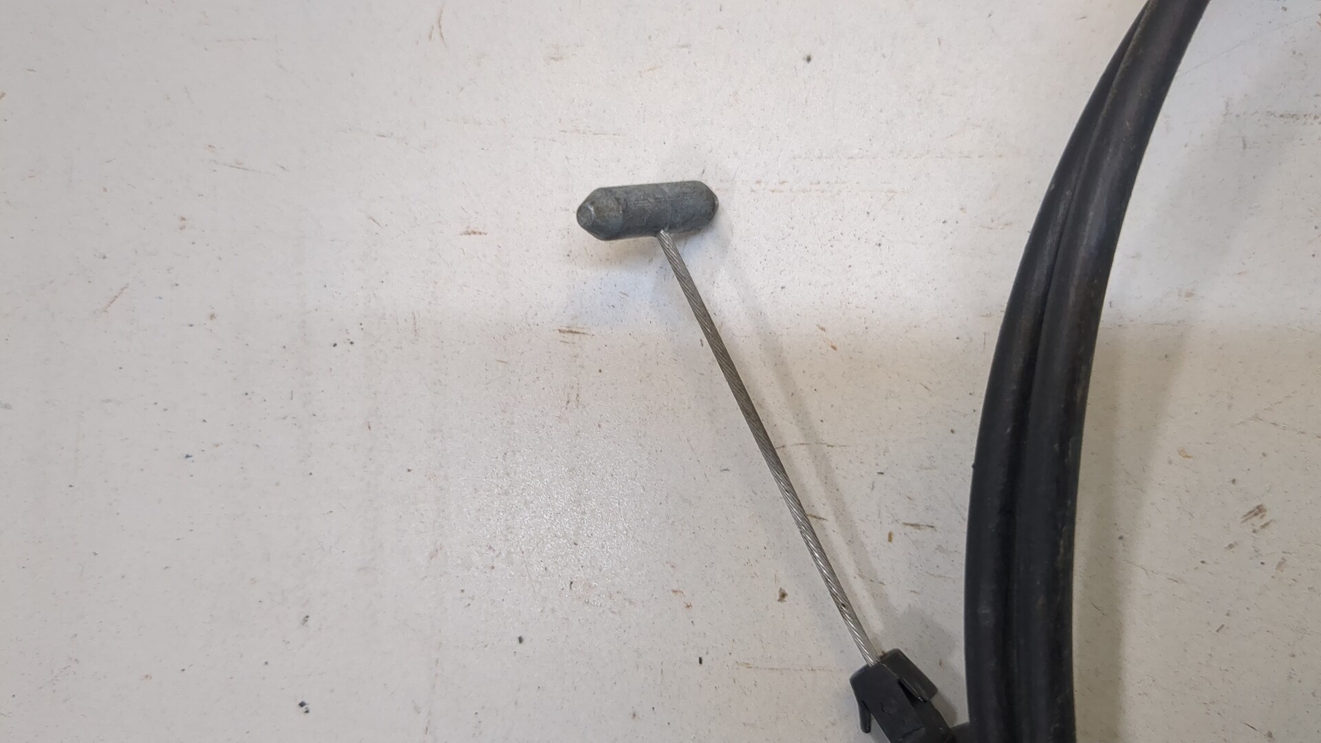 Трос открывания капота