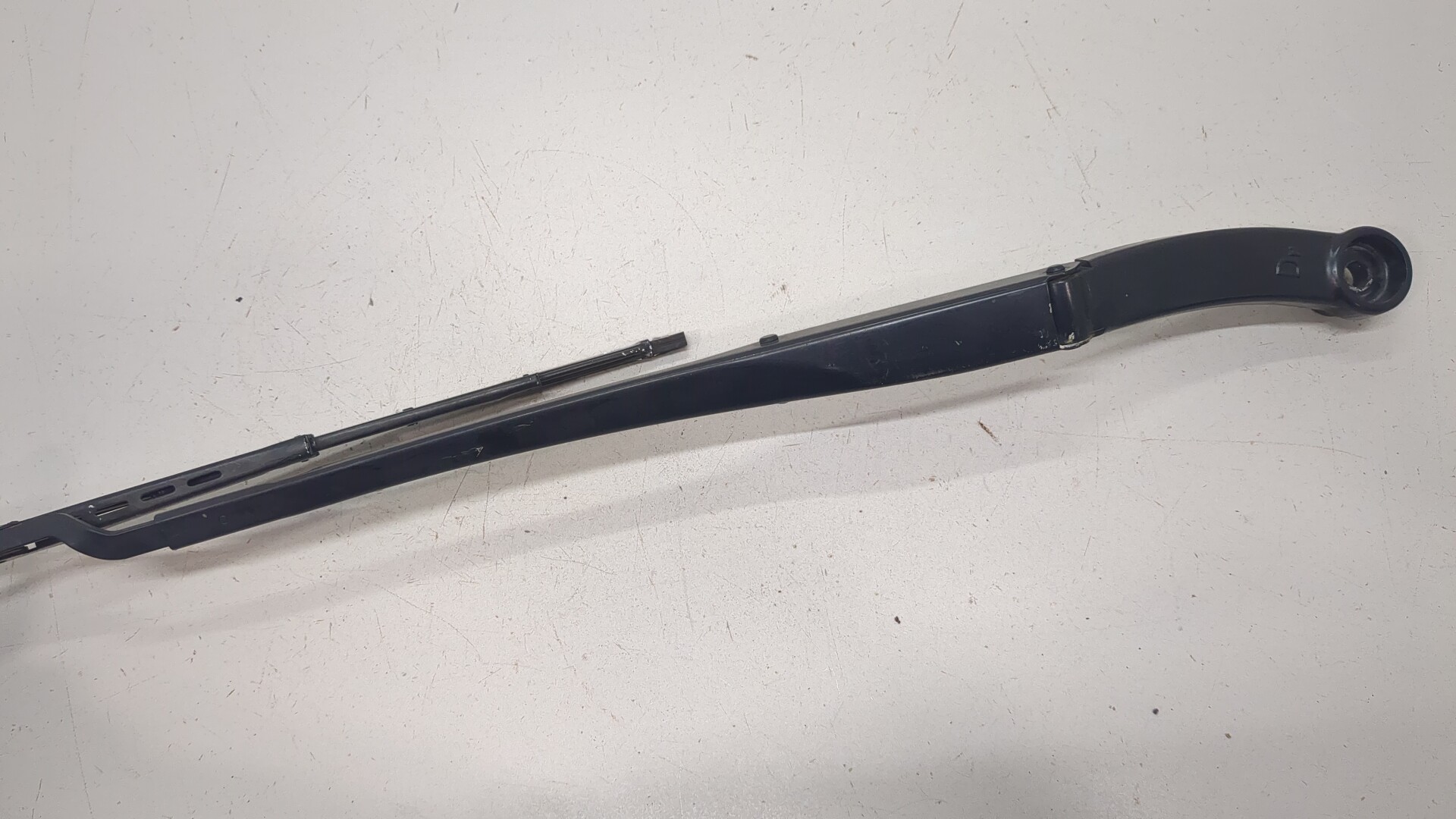 Поводок стеклоочистителя передний левый