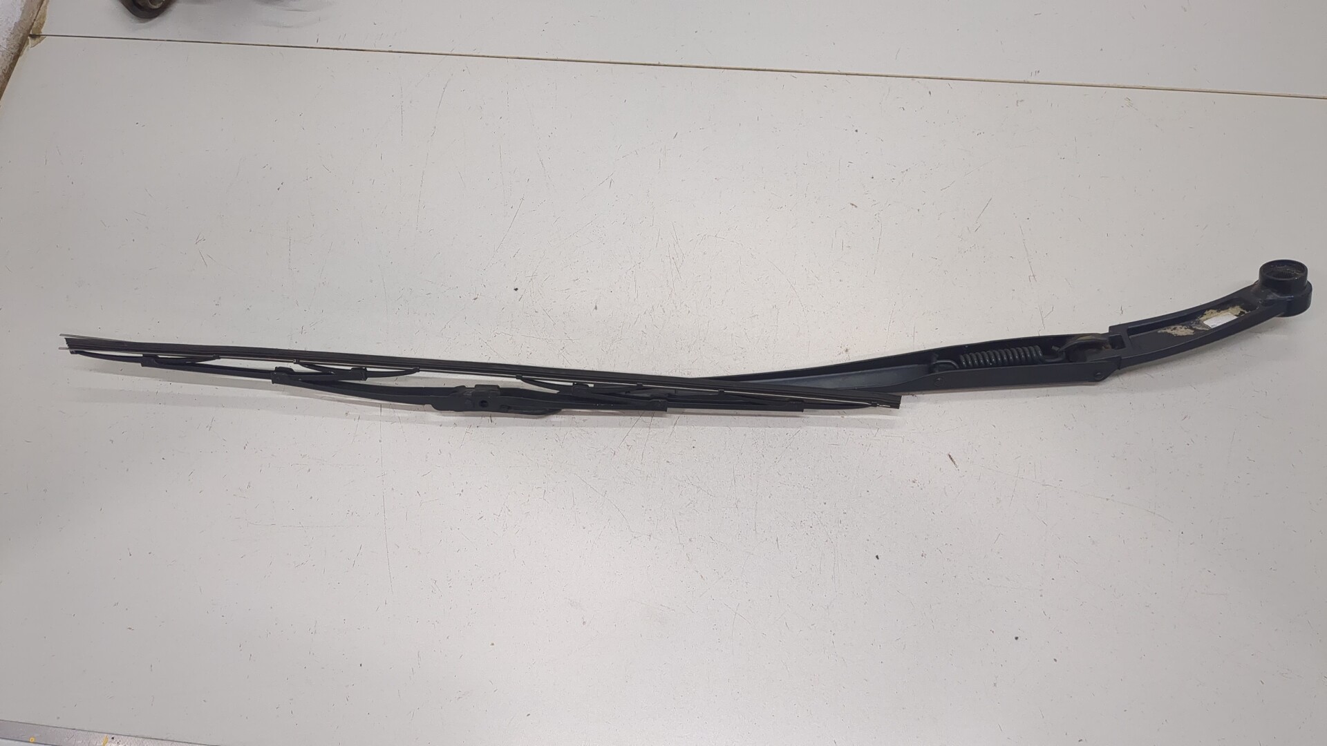 Поводок стеклоочистителя передний левый