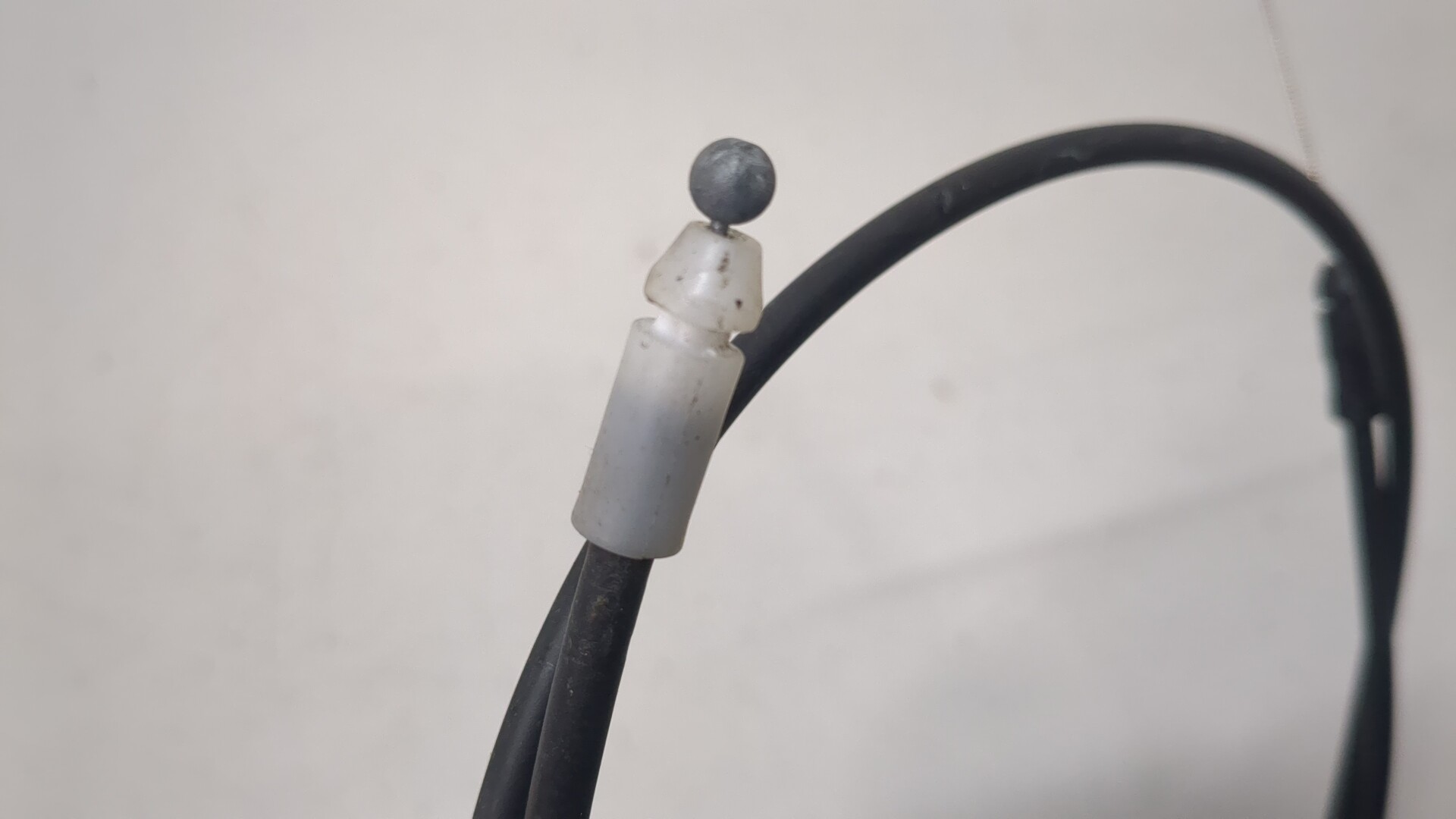 Трос открывания капота