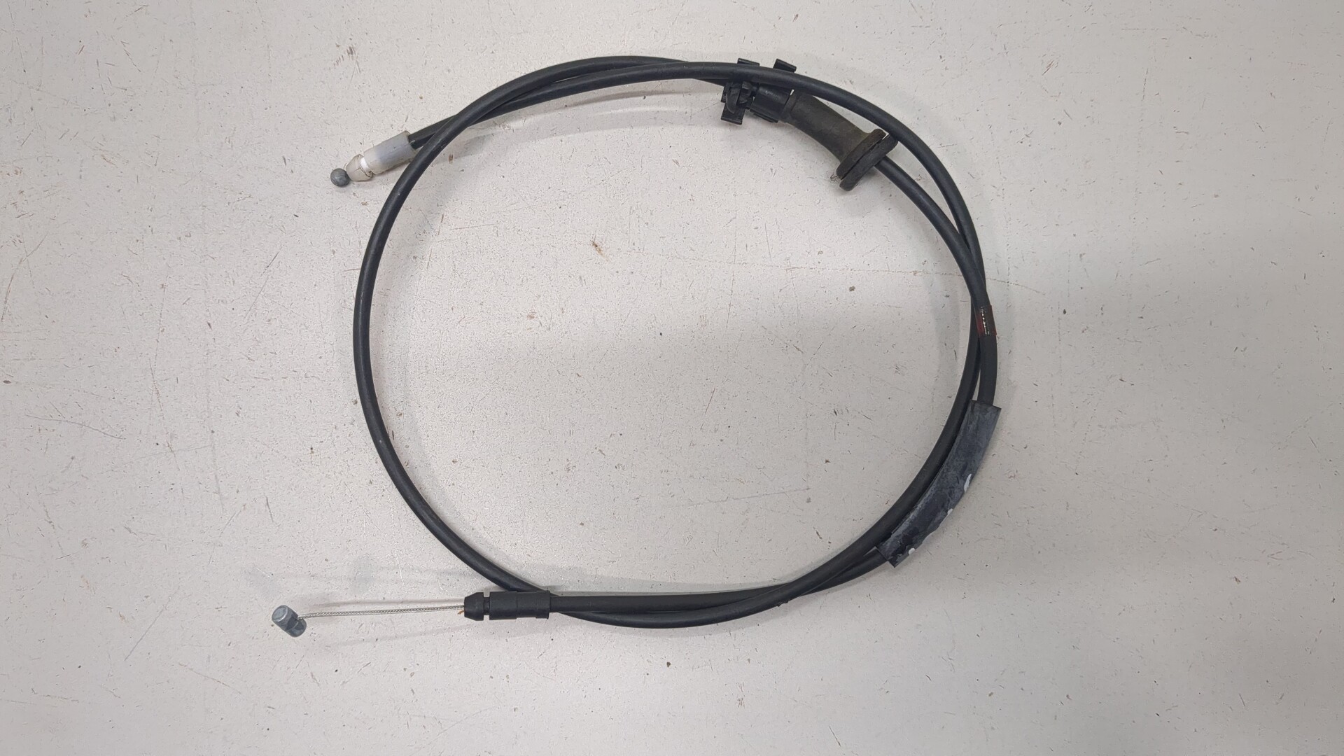 Трос открывания капота