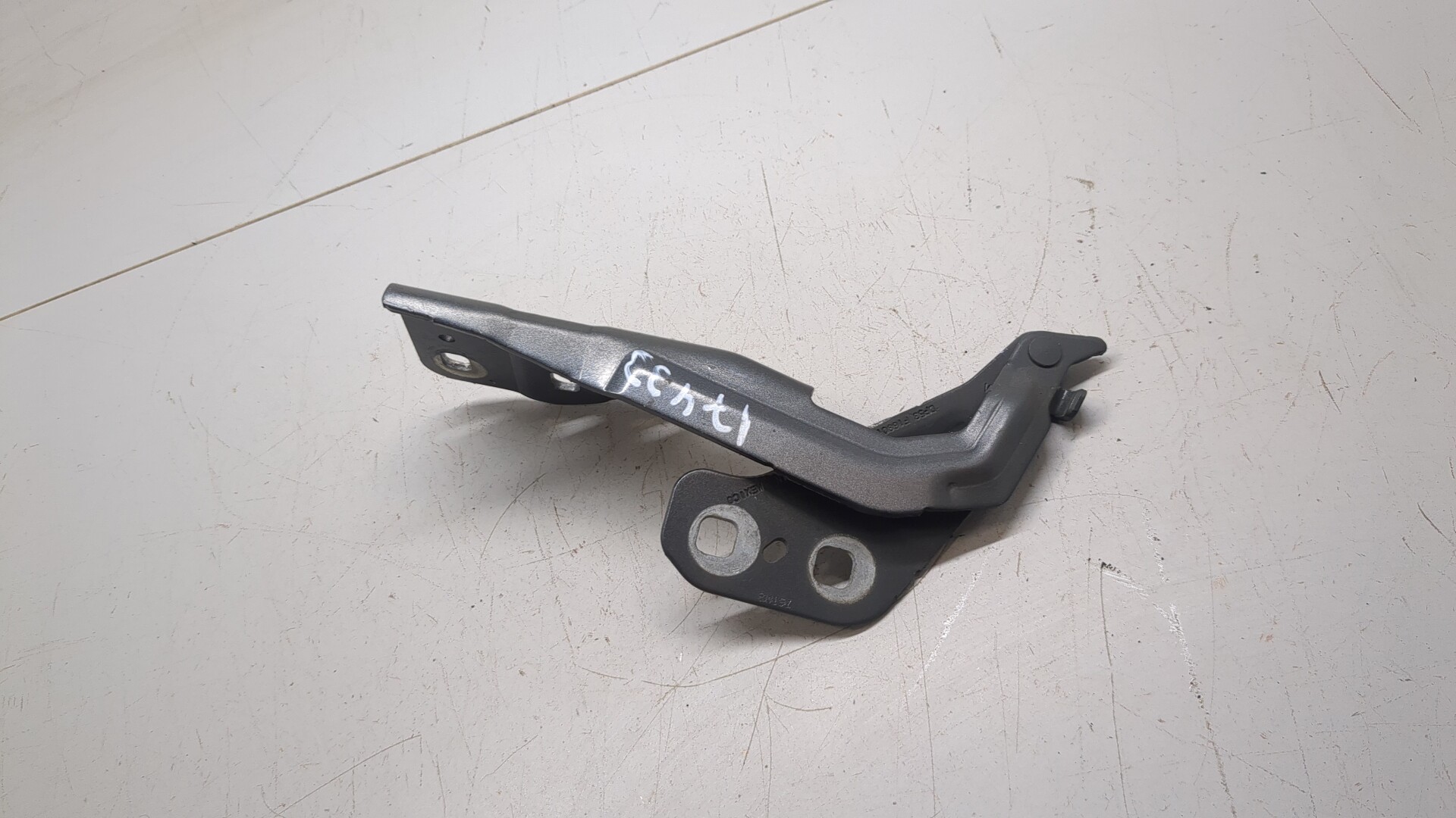 Петля капота левая