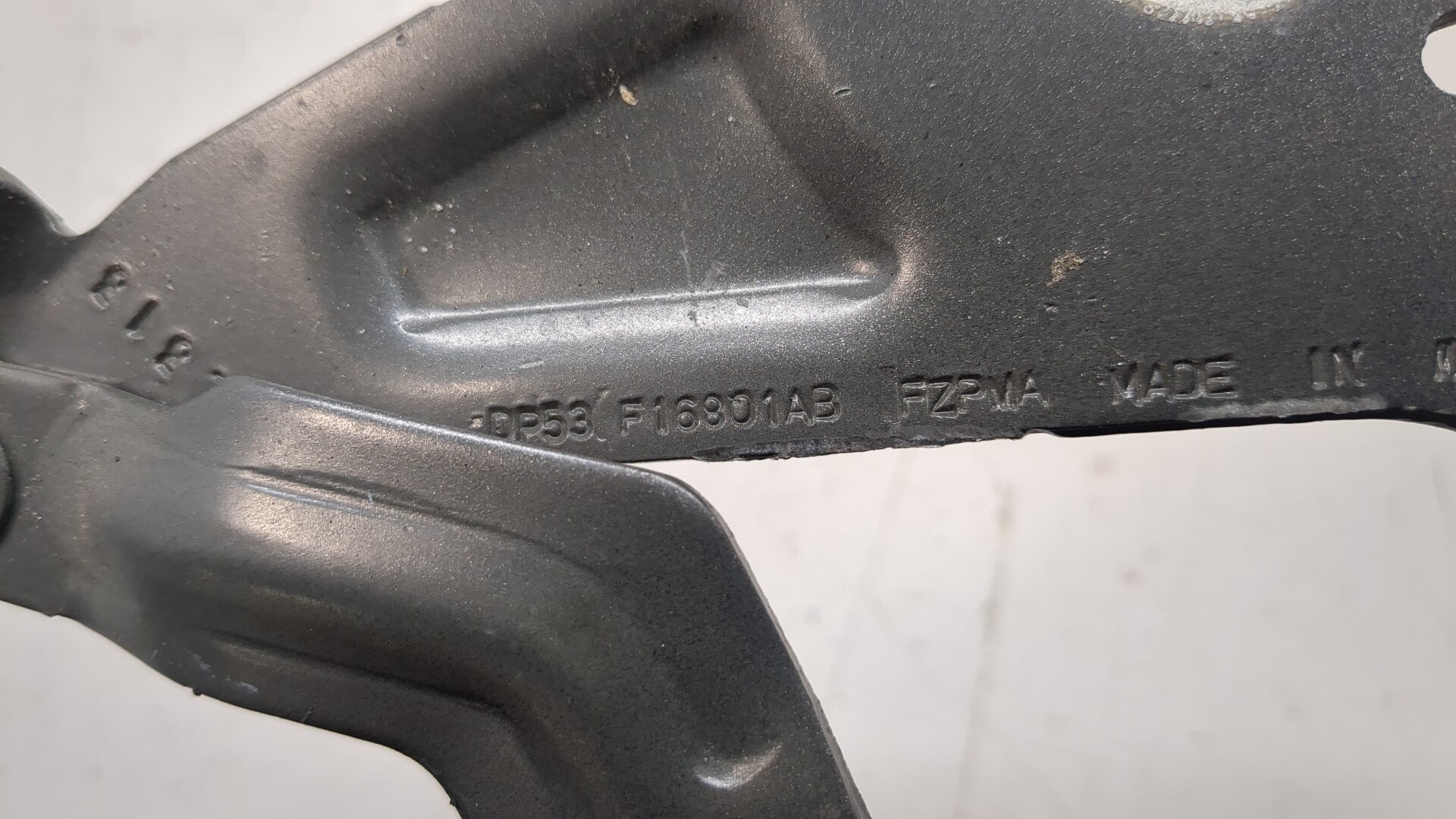 Петля капота левая