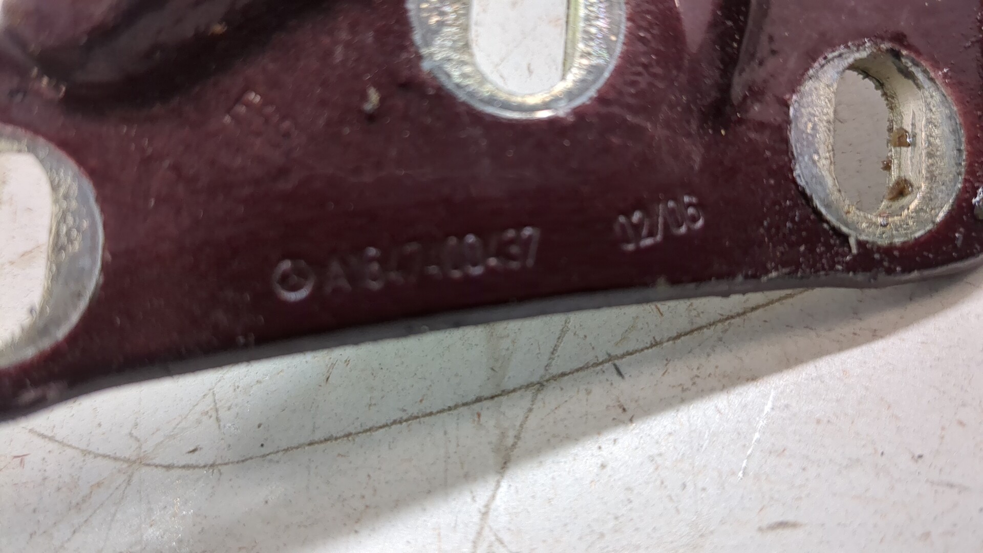 Петля крышки багажника