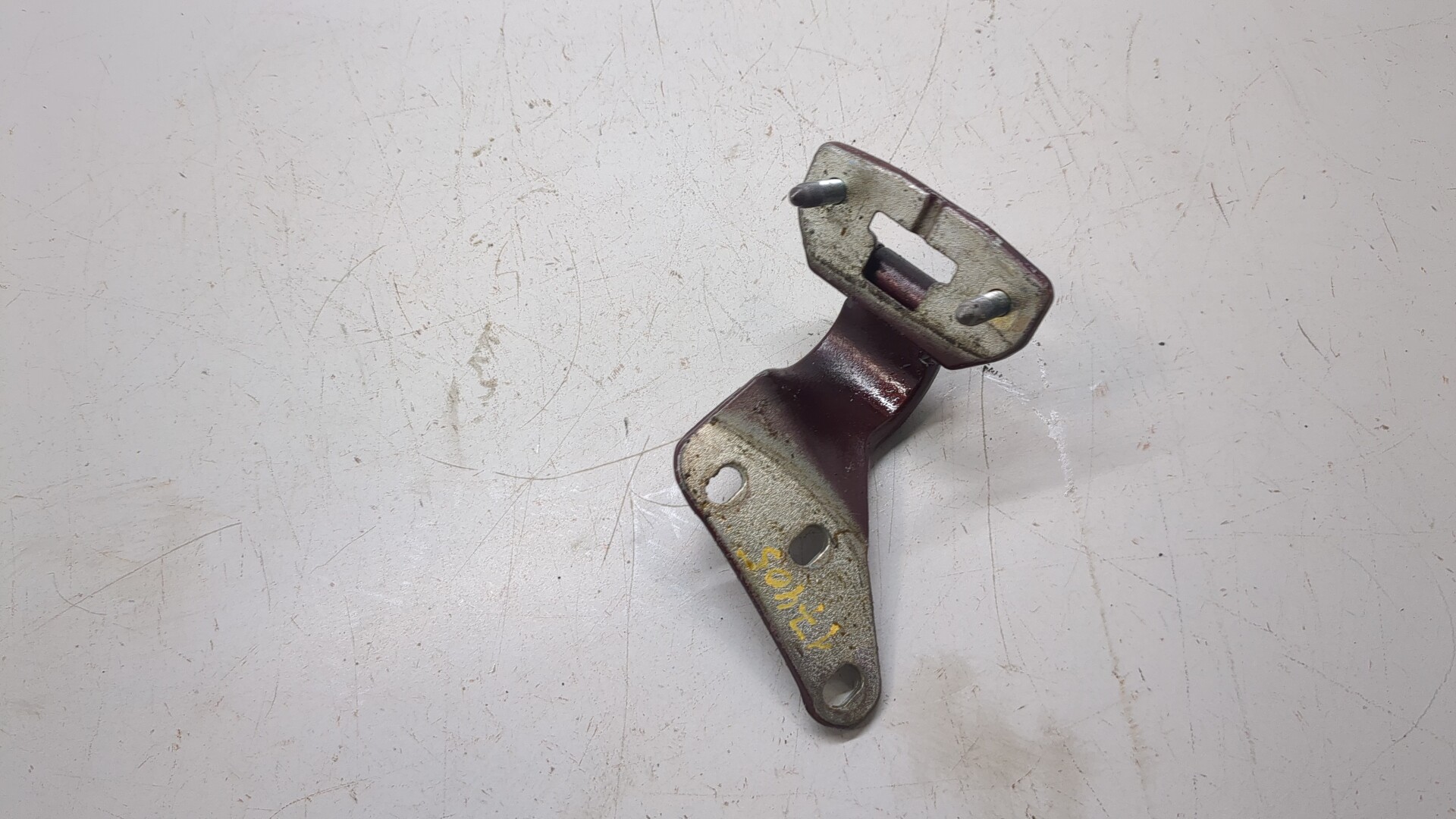 Петля крышки багажника