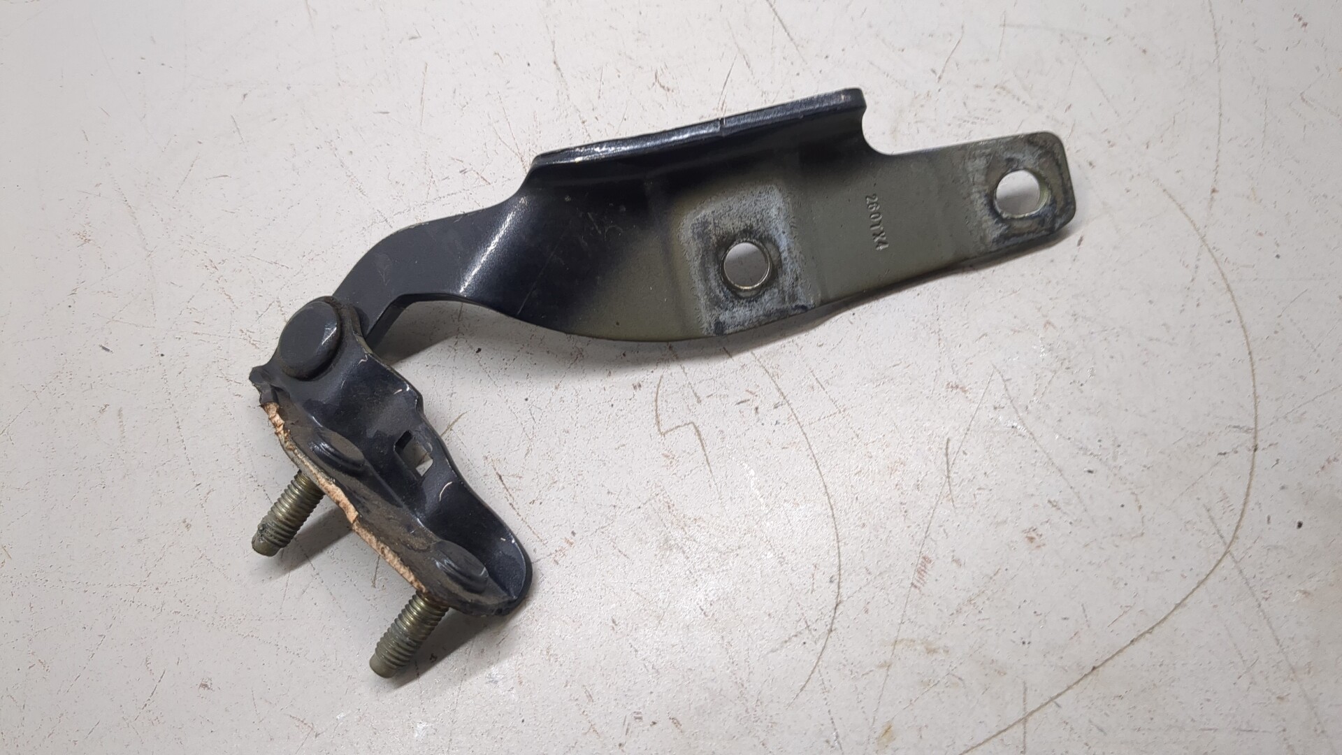 Петля крышки багажника