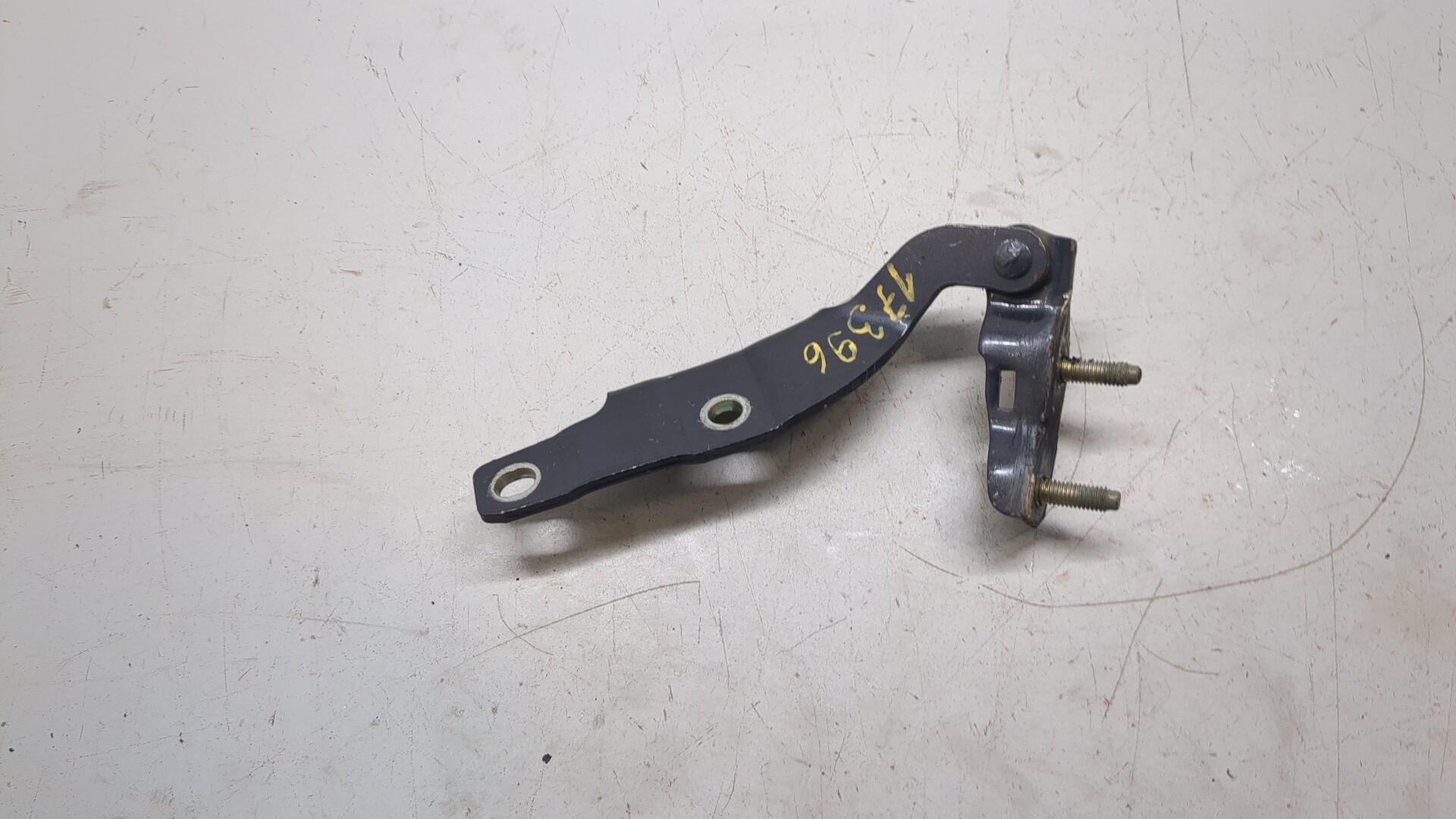 Петля крышки багажника