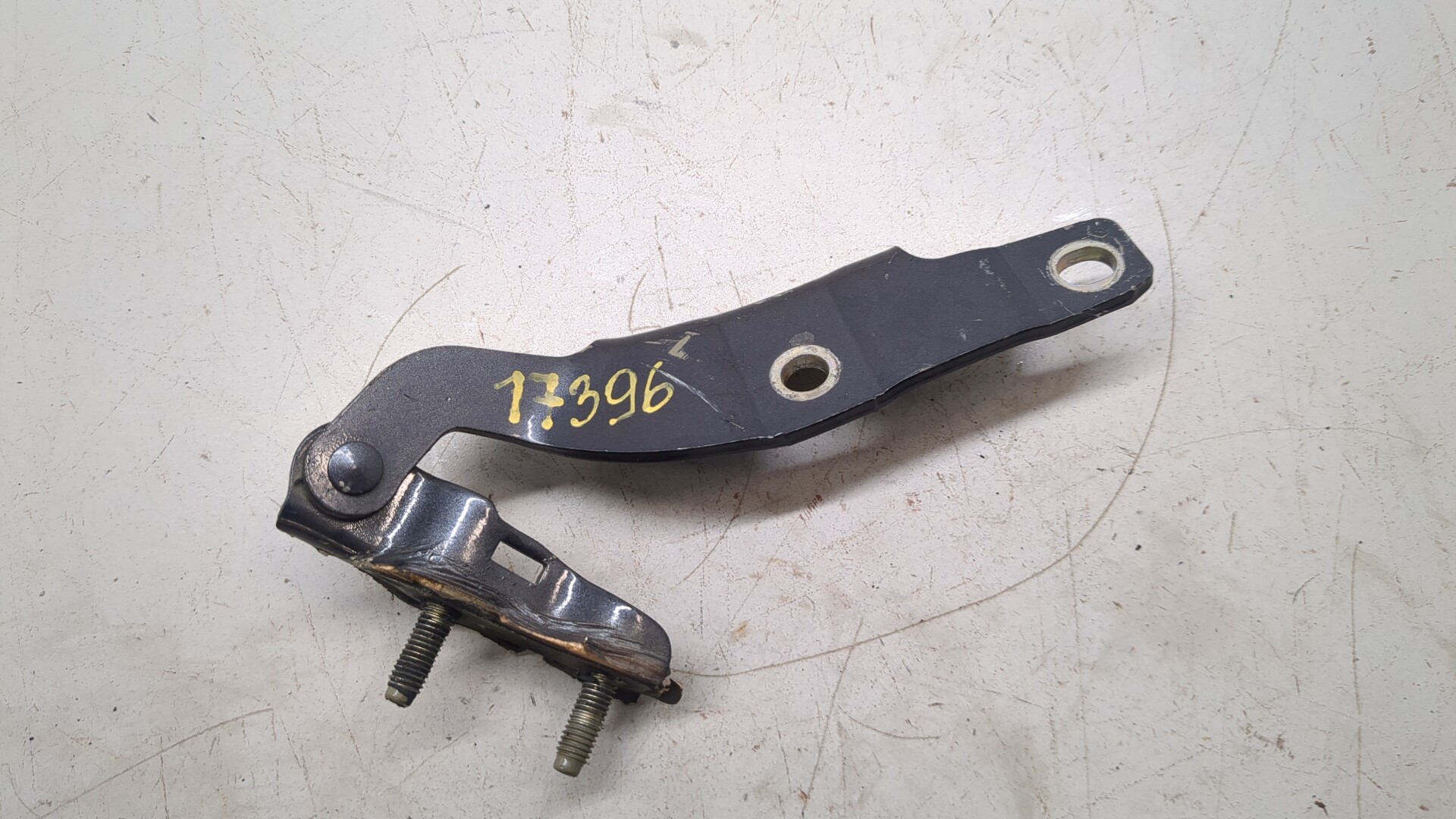 Петля крышки багажника