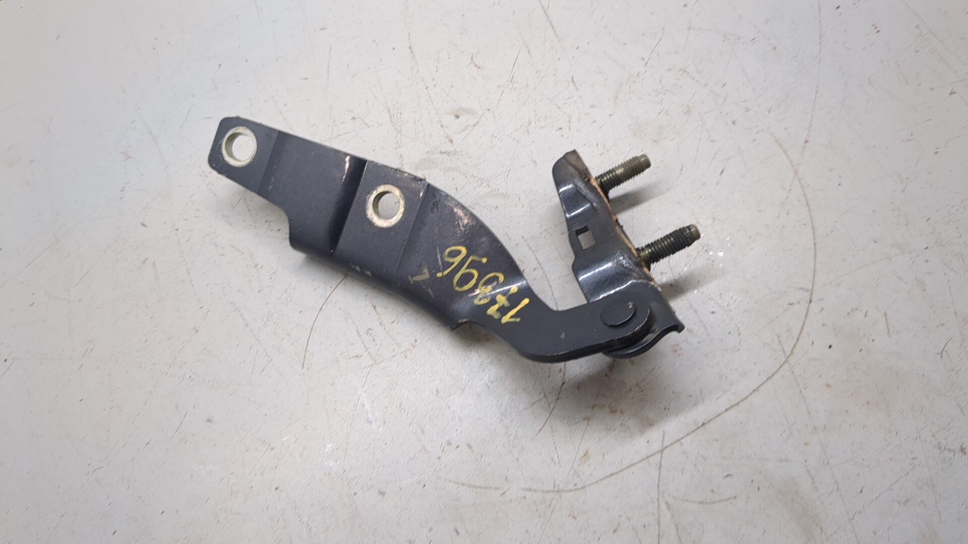 Петля крышки багажника