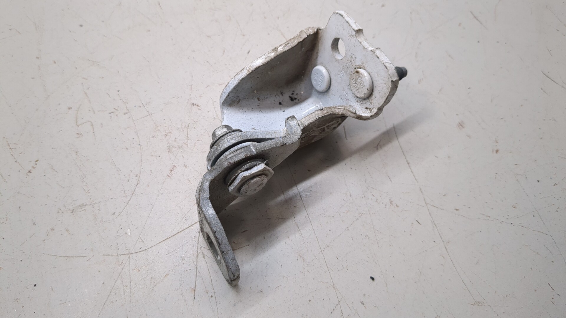 Петля двери