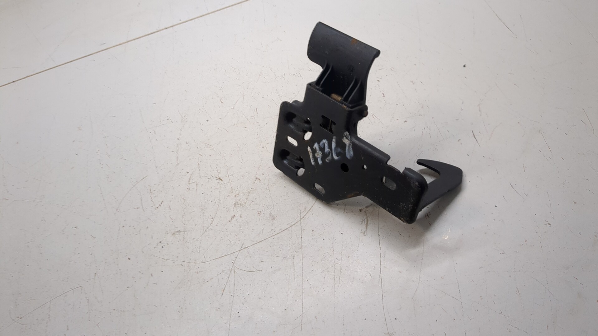 Замок капота