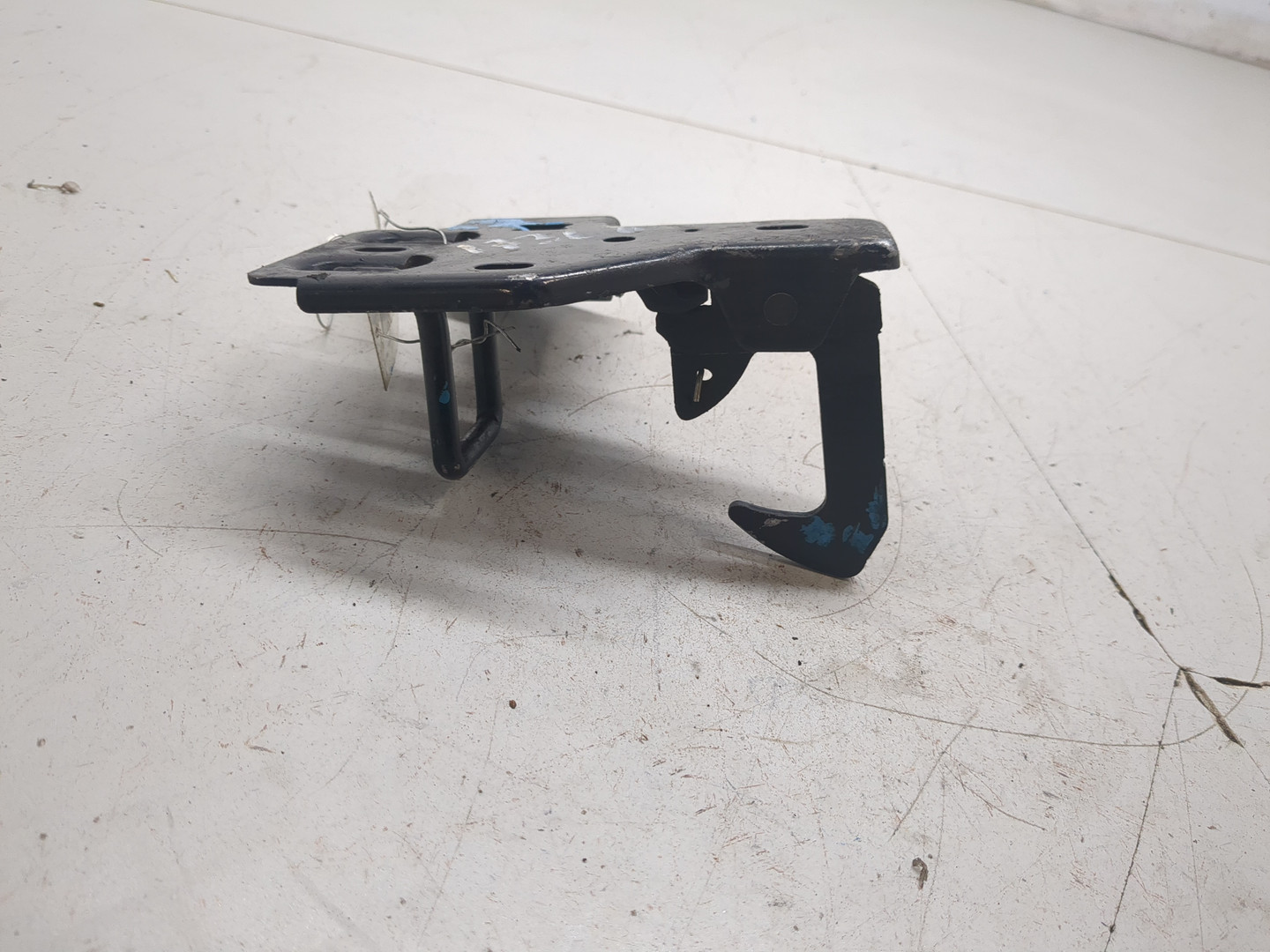 Замок капота