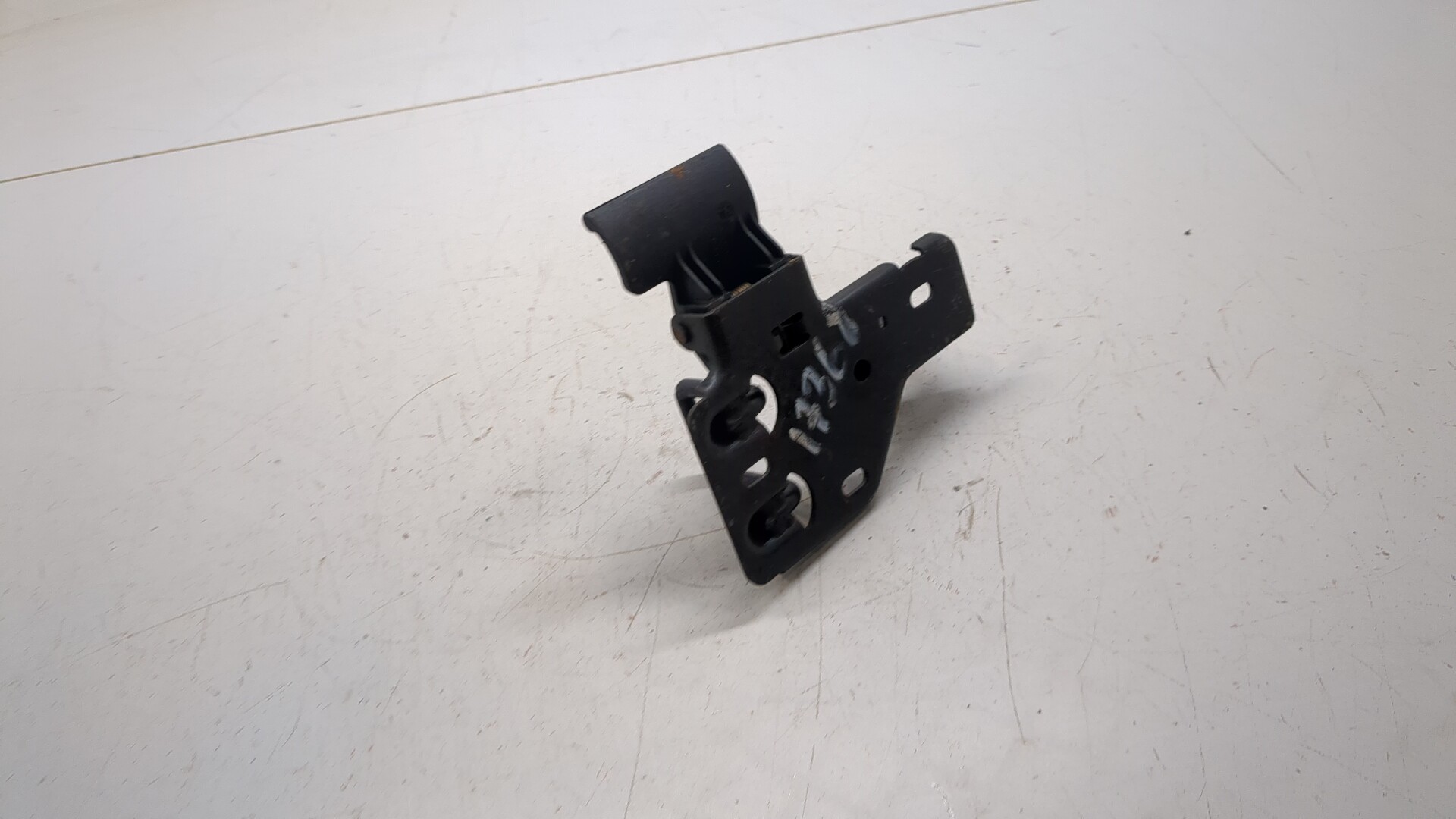 Замок капота