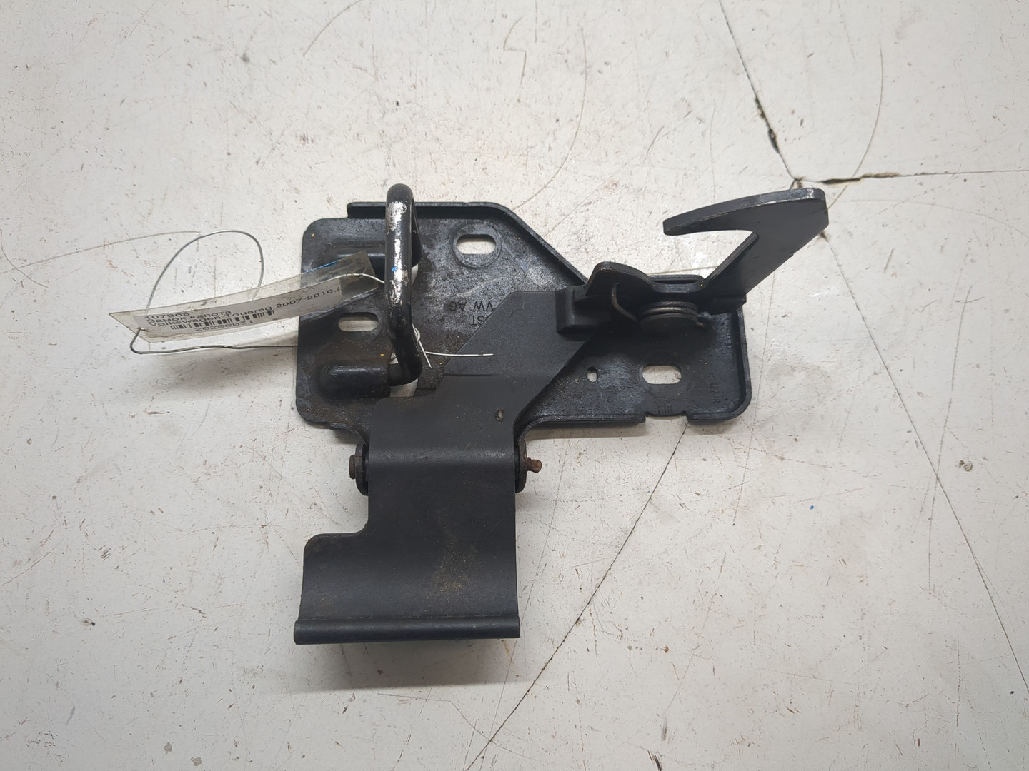 Замок капота