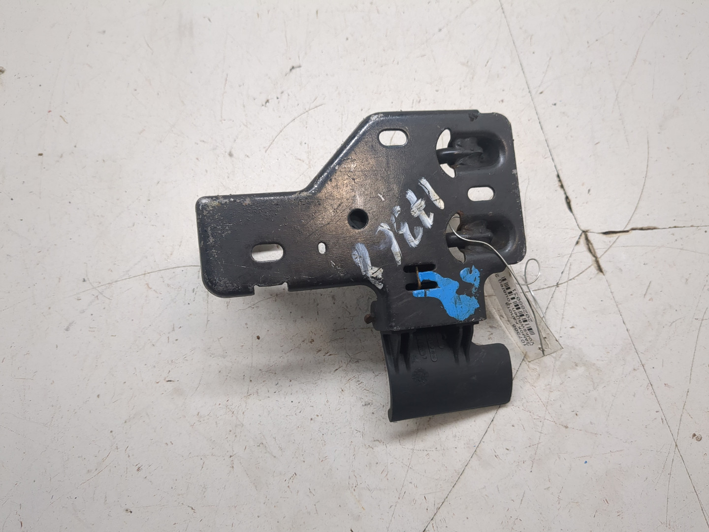 Замок капота