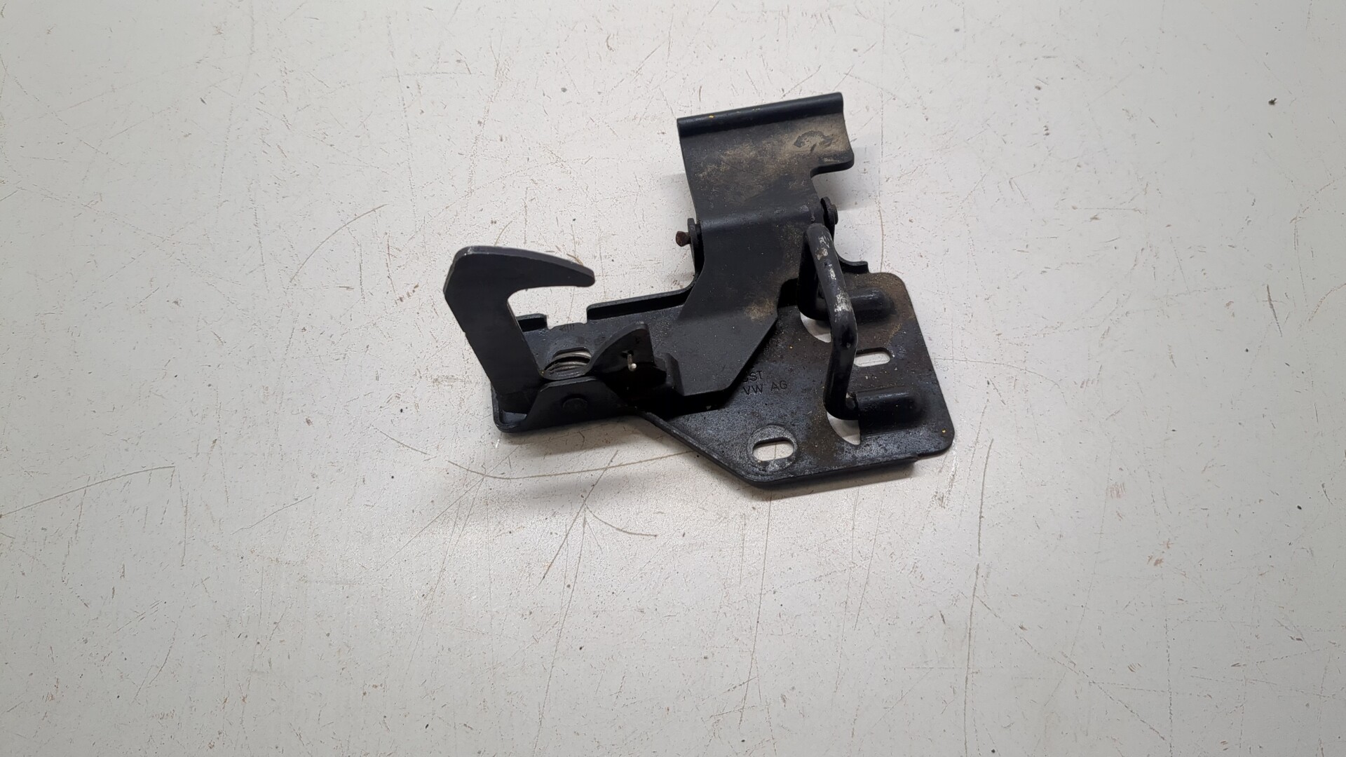 Замок капота