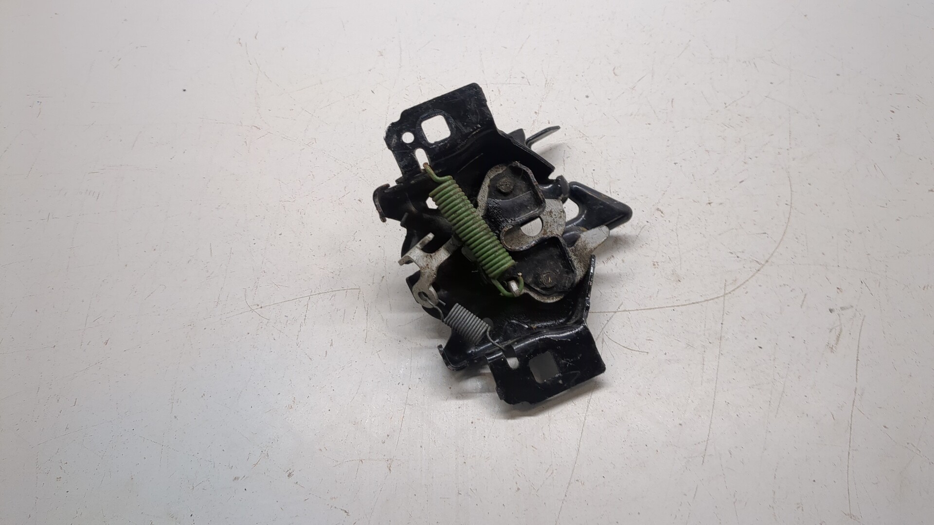 Замок капота