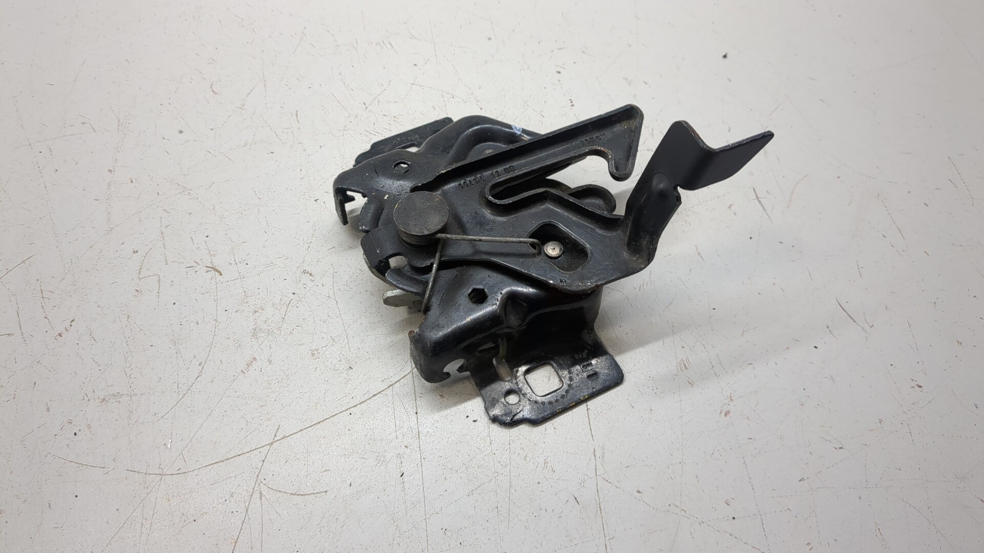 Замок капота