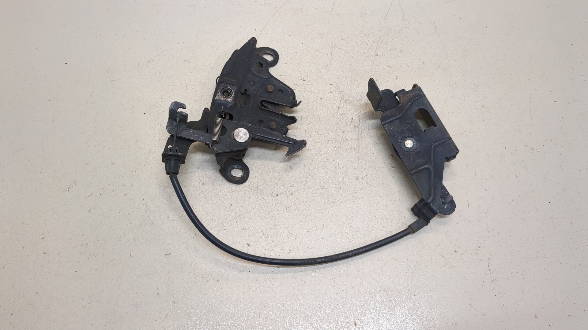 Замок капота