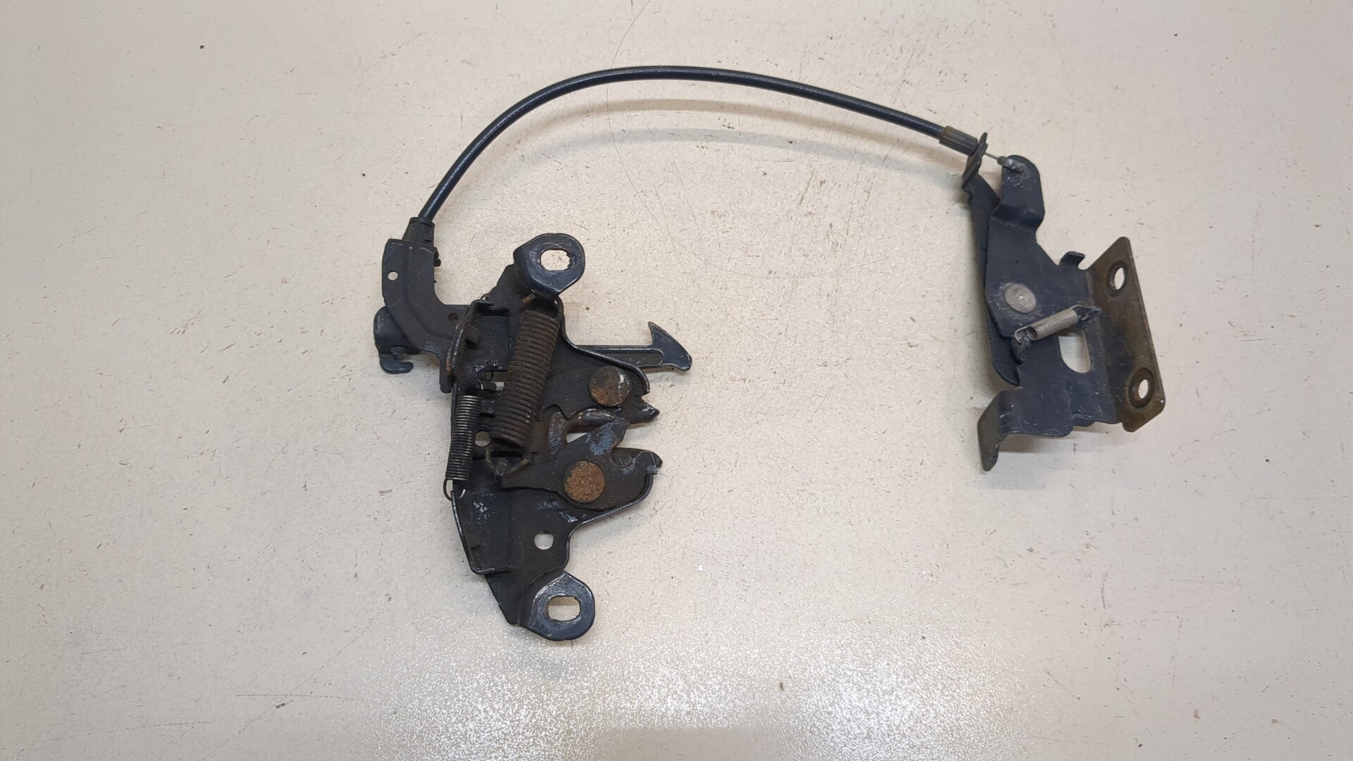 Замок капота