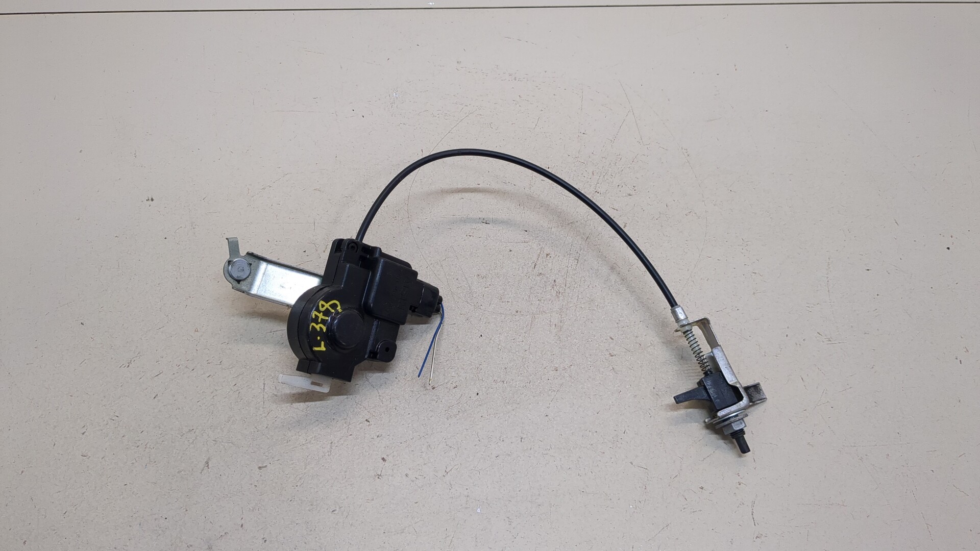 Активатор замка крышки бензобака