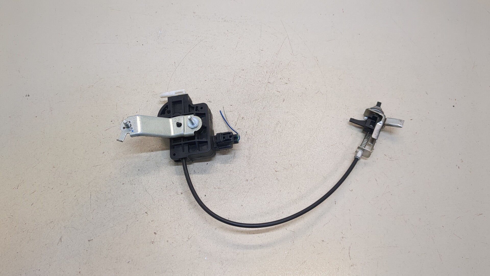 Активатор замка крышки бензобака