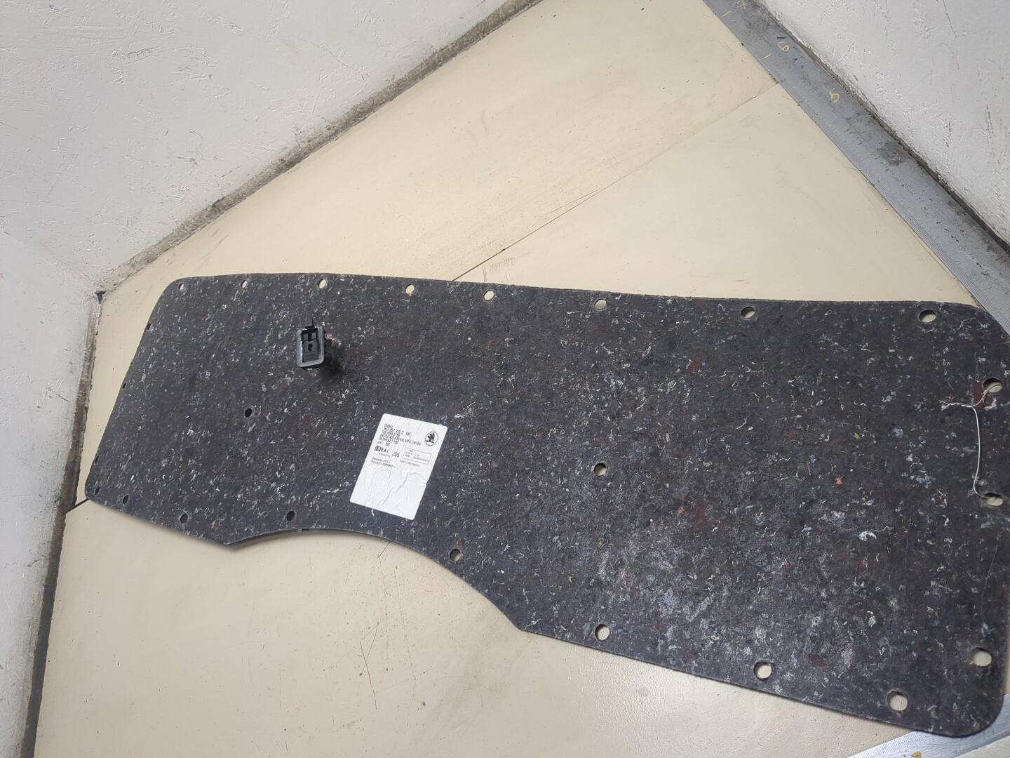 Обшивка двери багажника