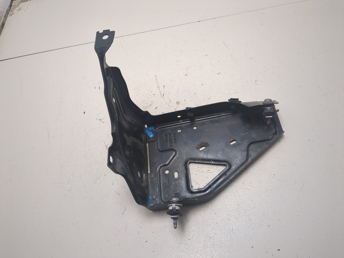 Кронштейн фар левый