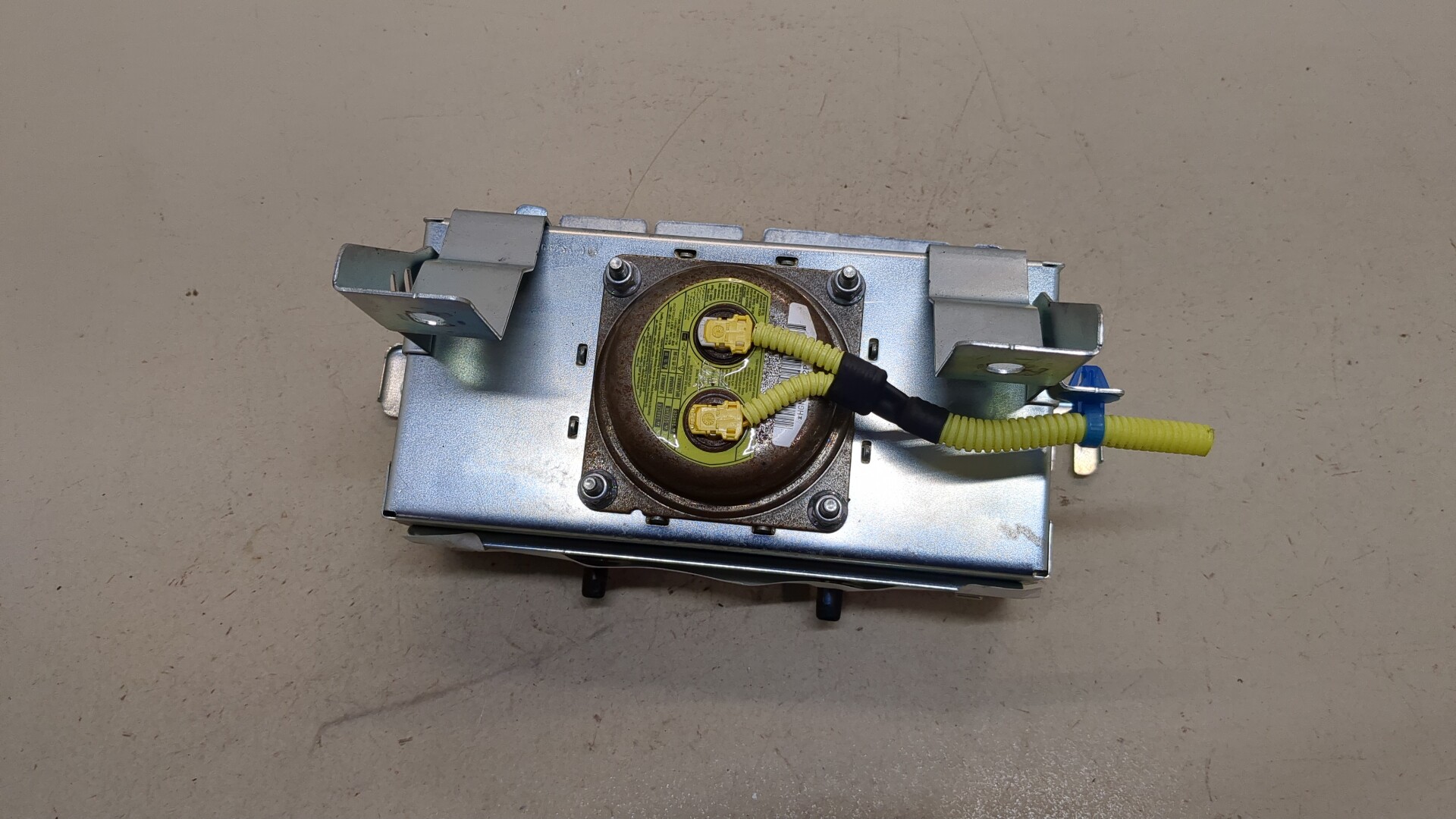 Подушка безопасности пассажирская (в торпедо)