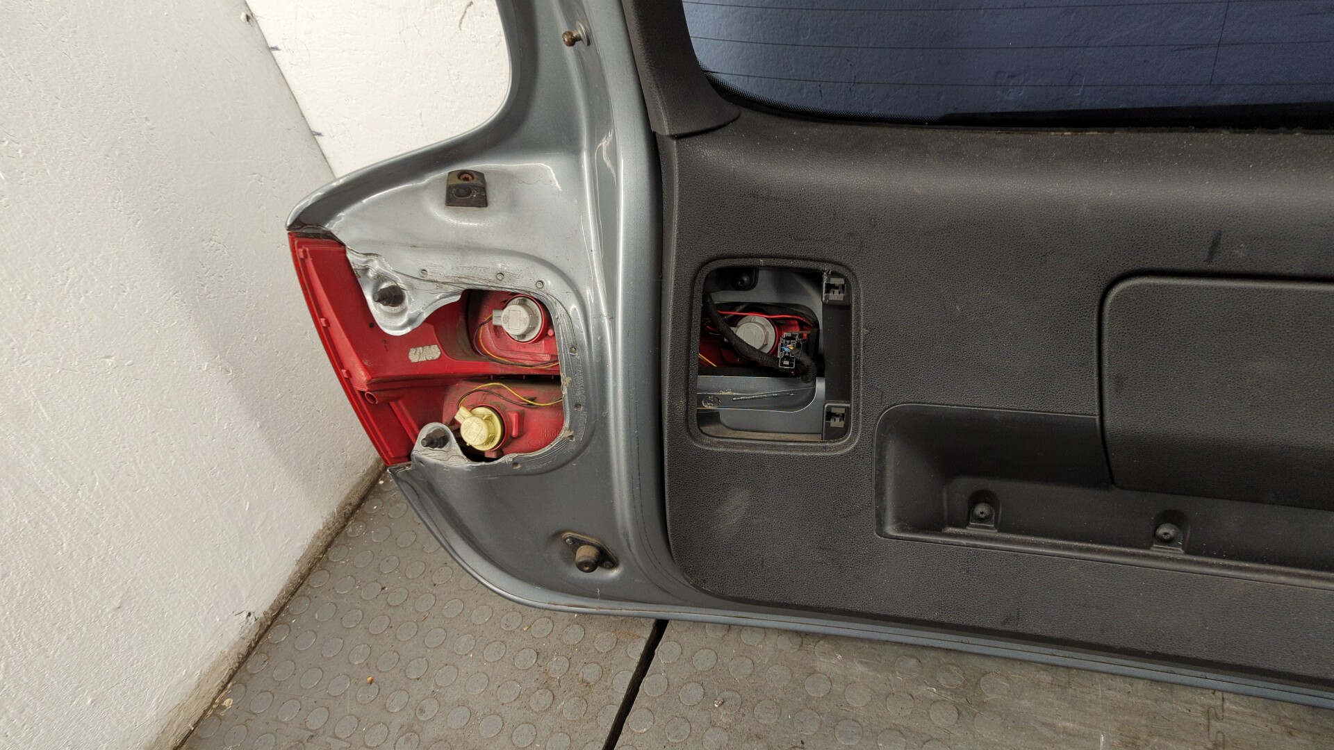 Дверь багажника