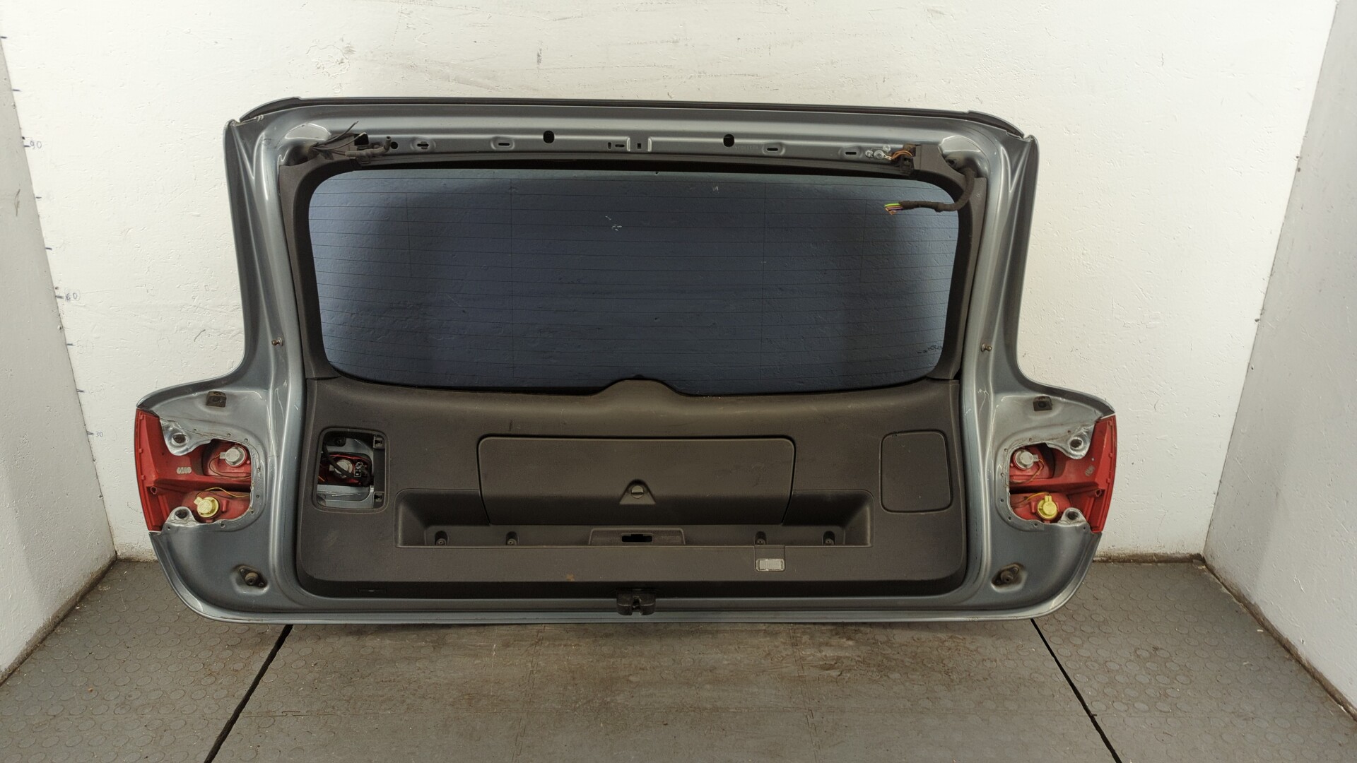 Дверь багажника