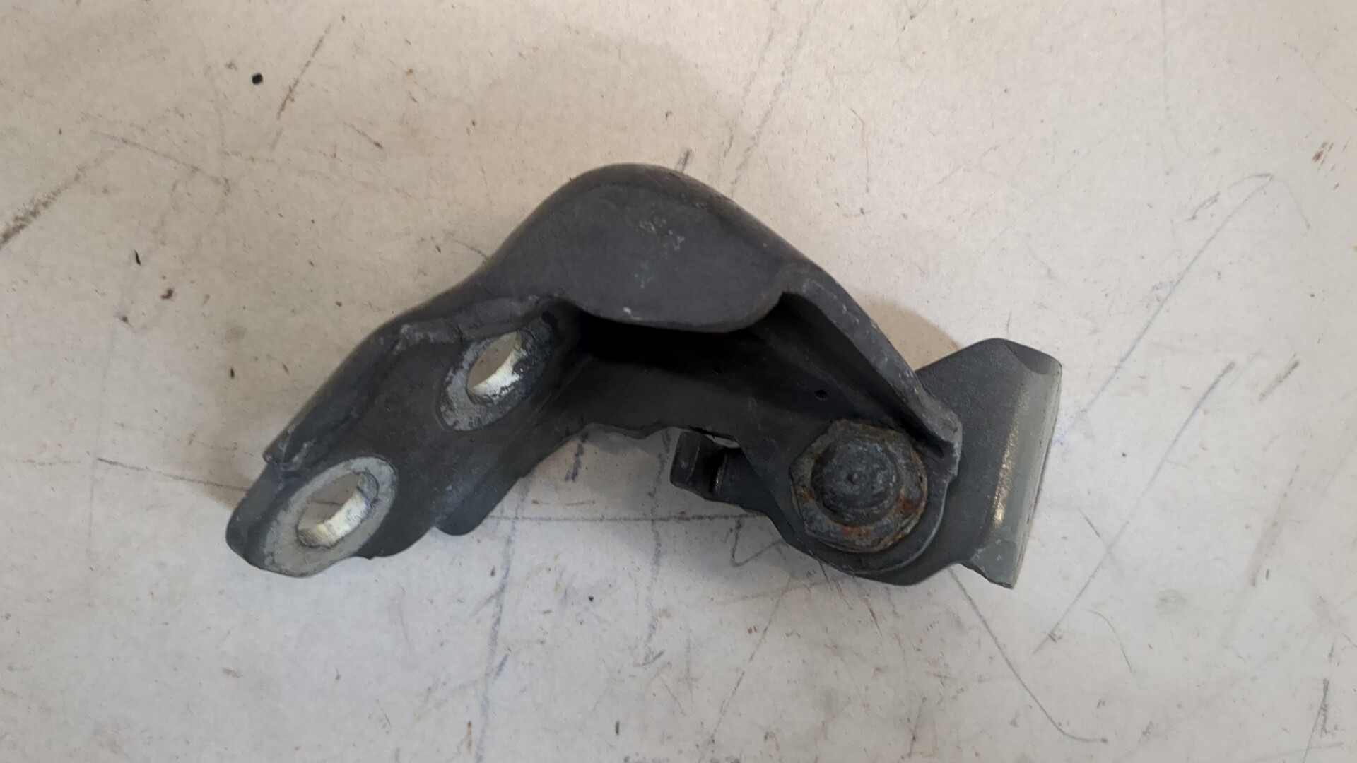 Петля двери