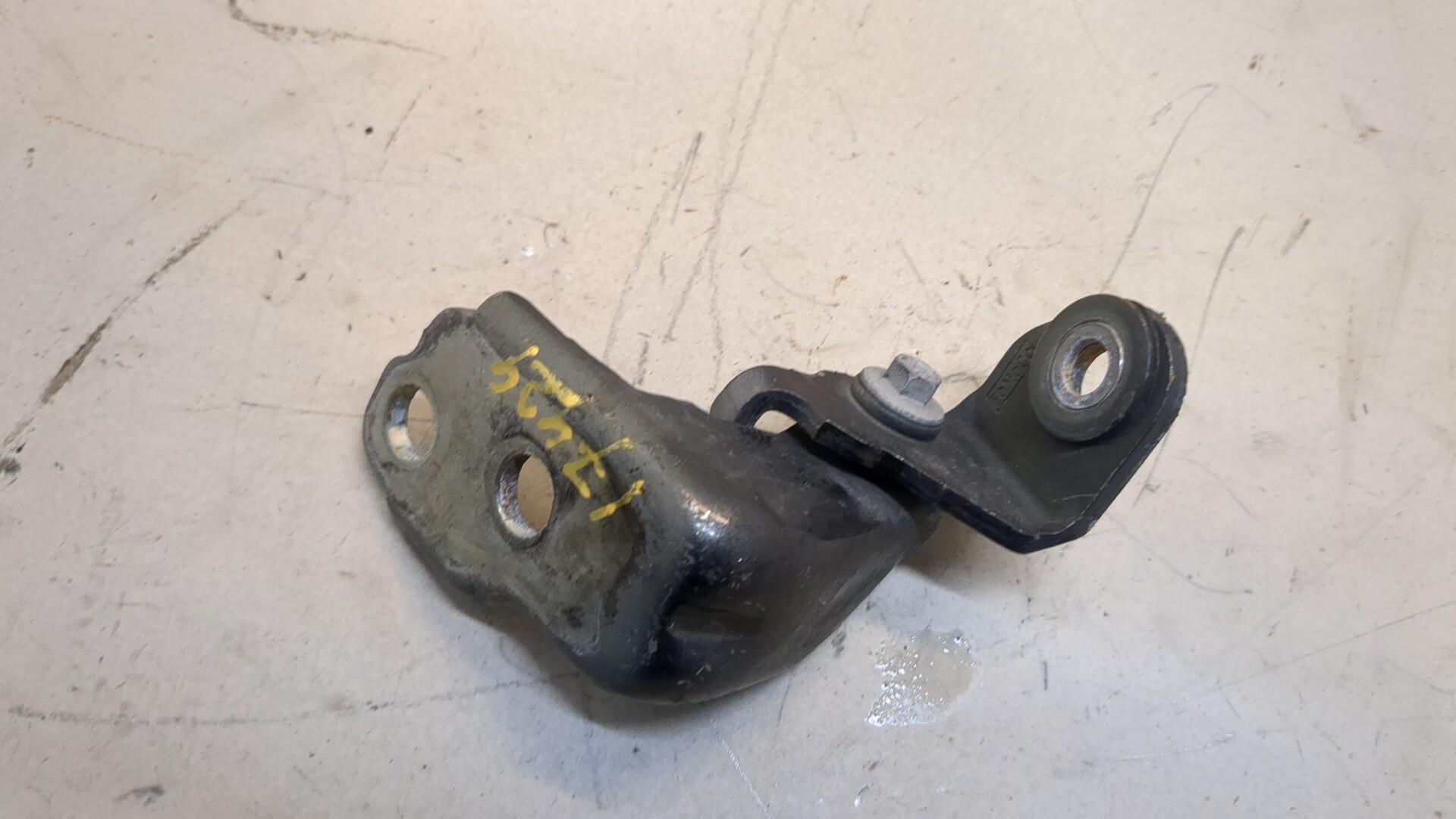 Петля двери