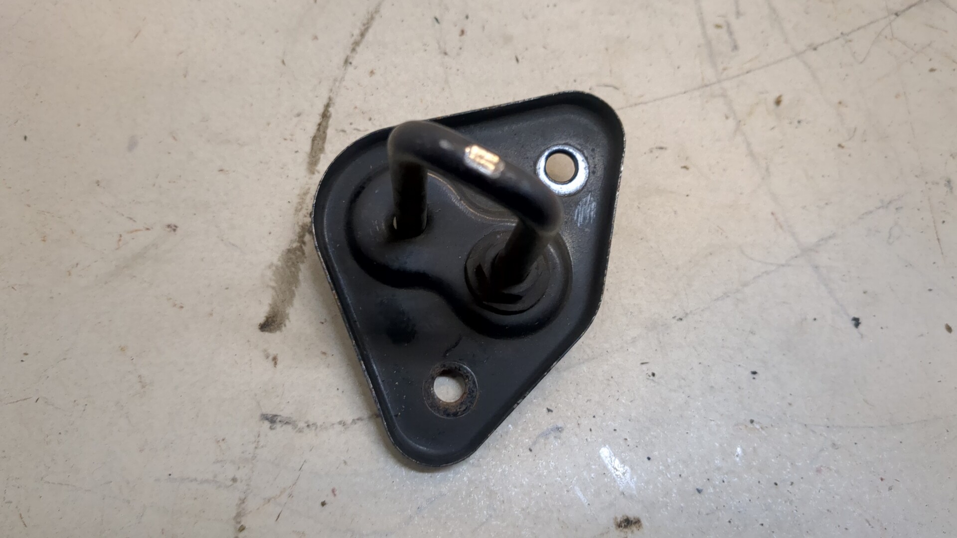 Замок капота