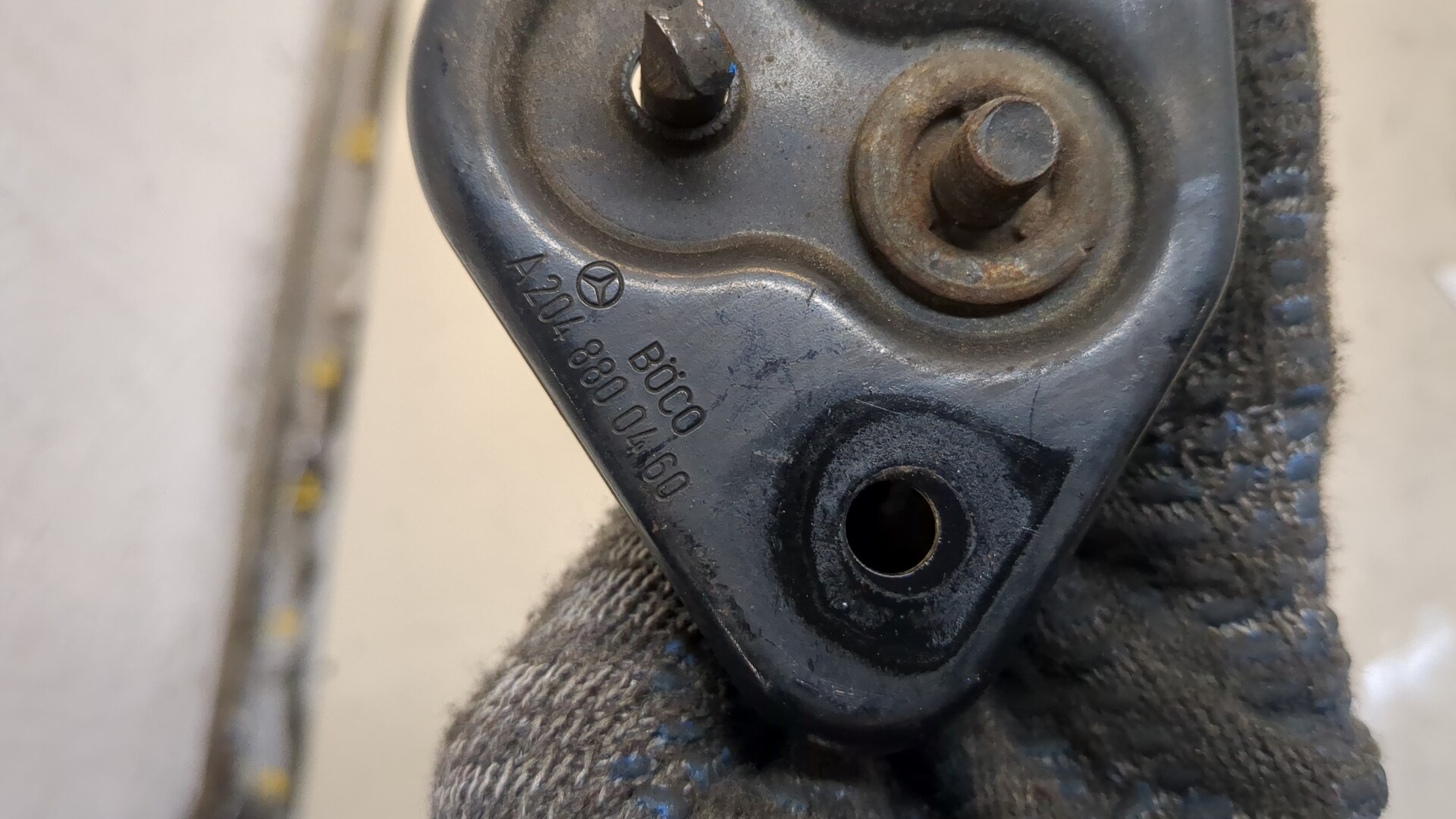 Замок капота