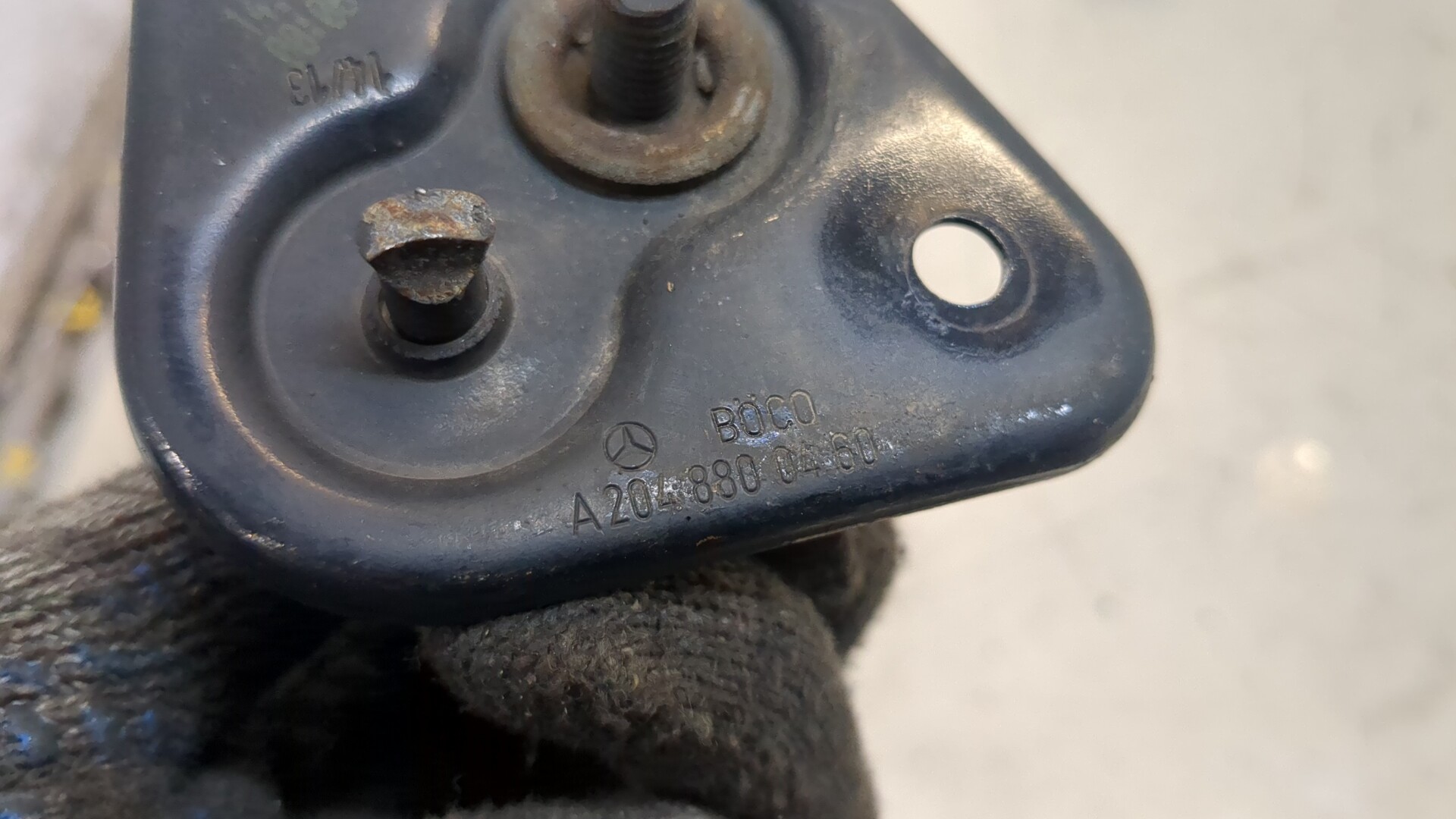 Замок капота