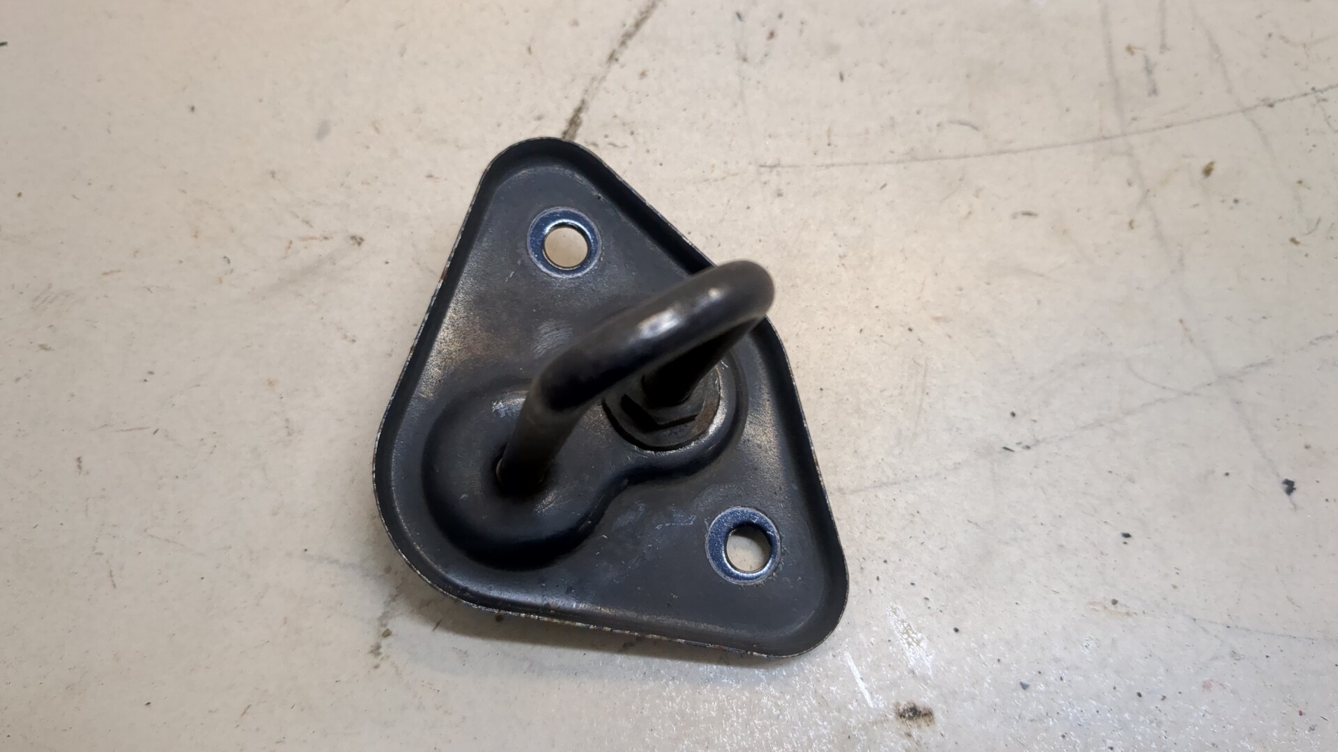 Замок капота