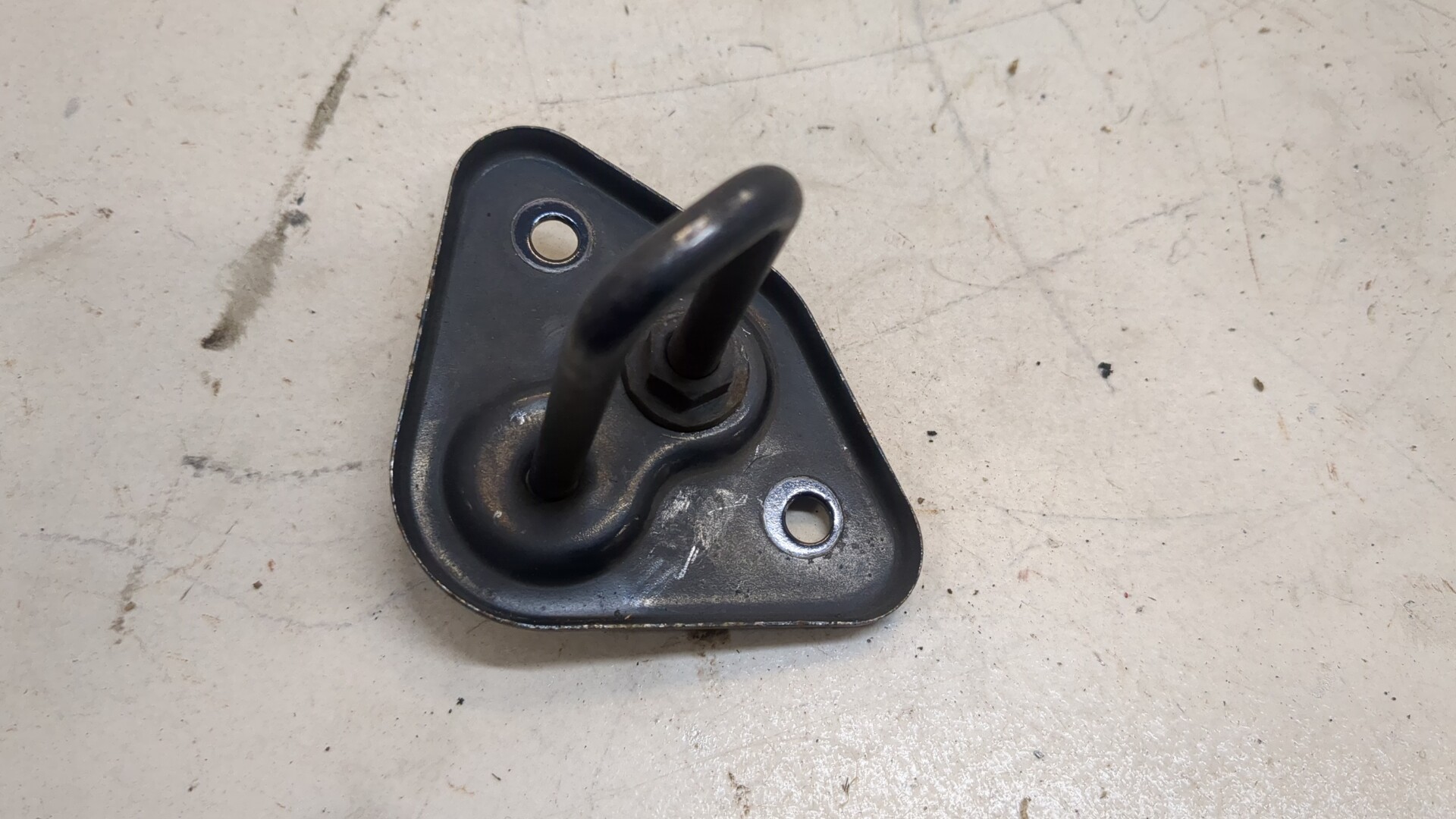 Замок капота