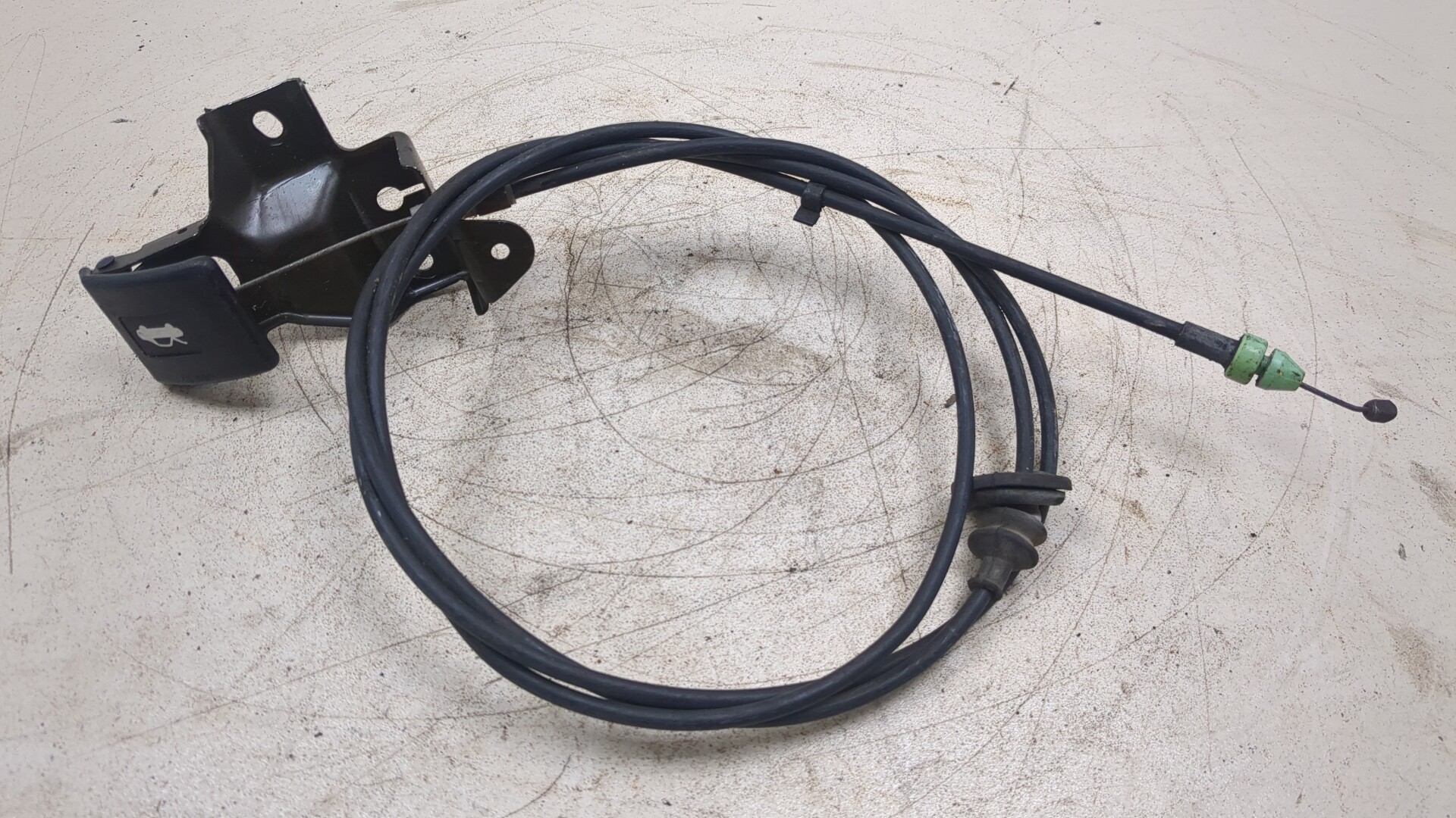 Трос открывания капота