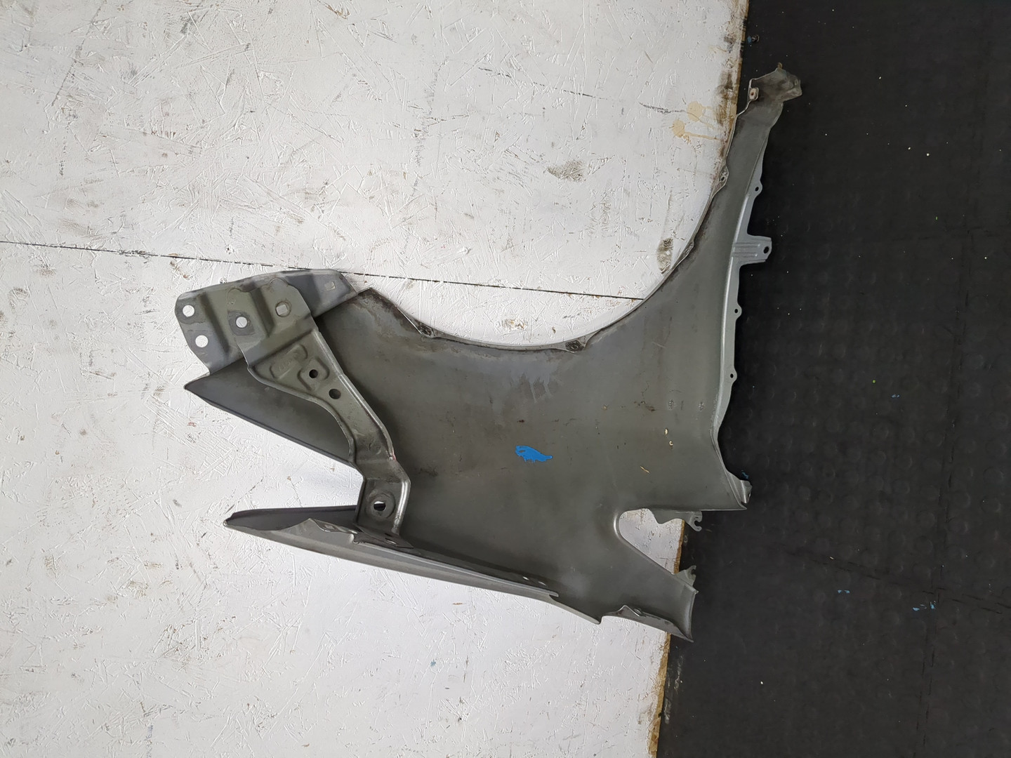 Крыло переднее левое