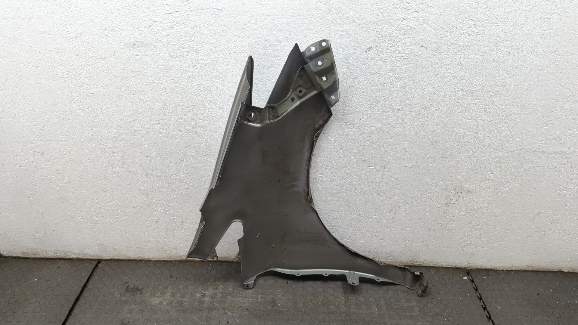 Крыло переднее левое