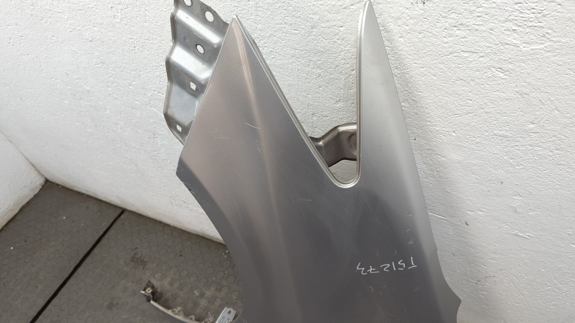 Крыло переднее левое