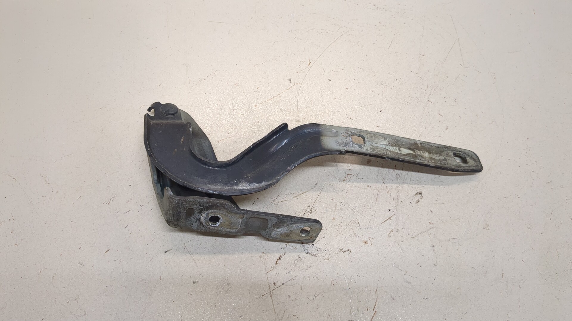 Петля капота левая