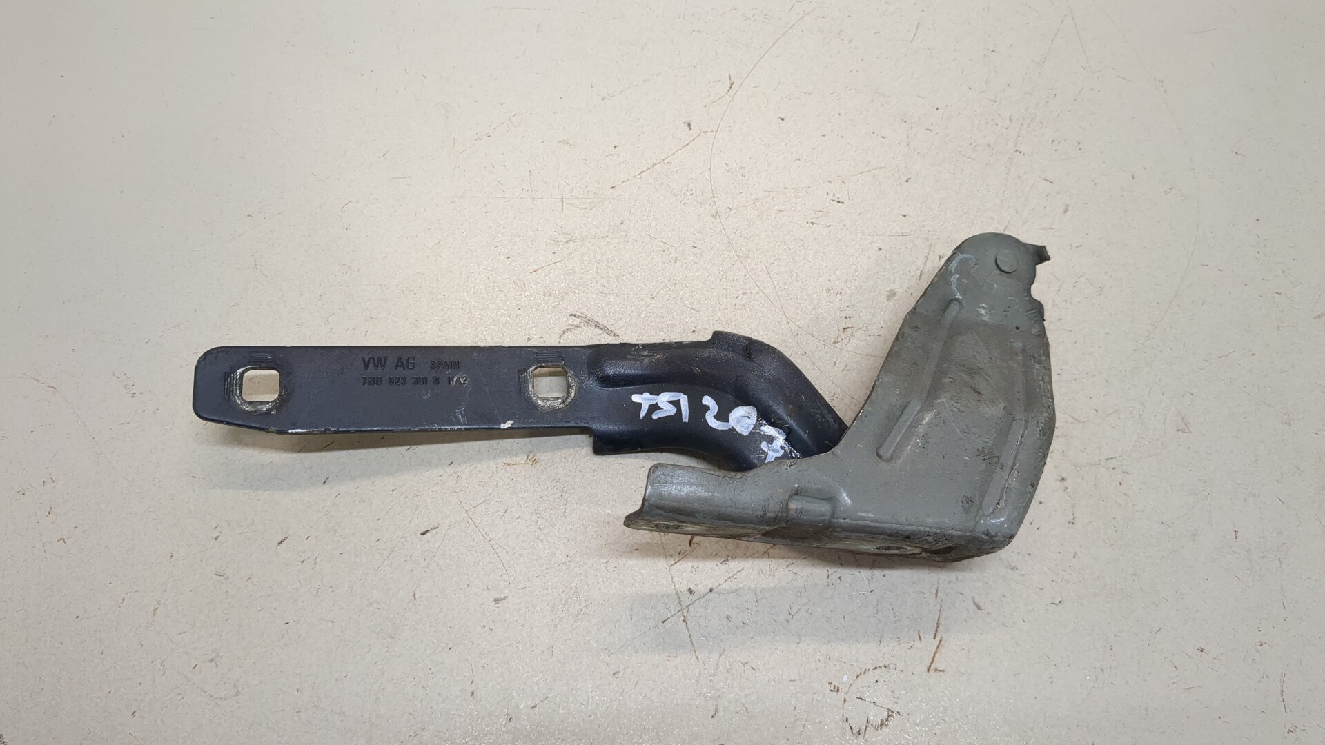 Петля капота левая